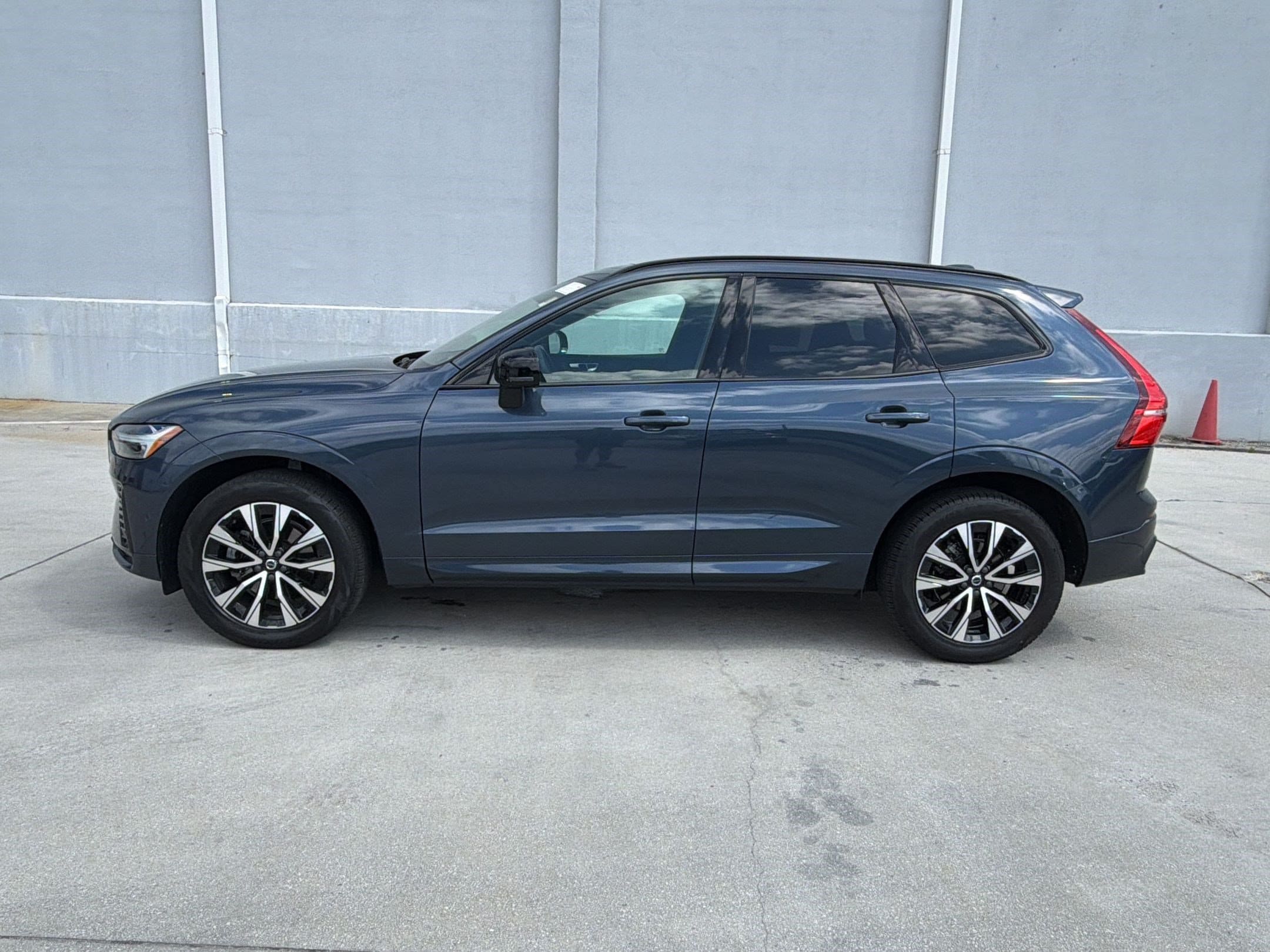 XC60 Plus Dark Theme SUV