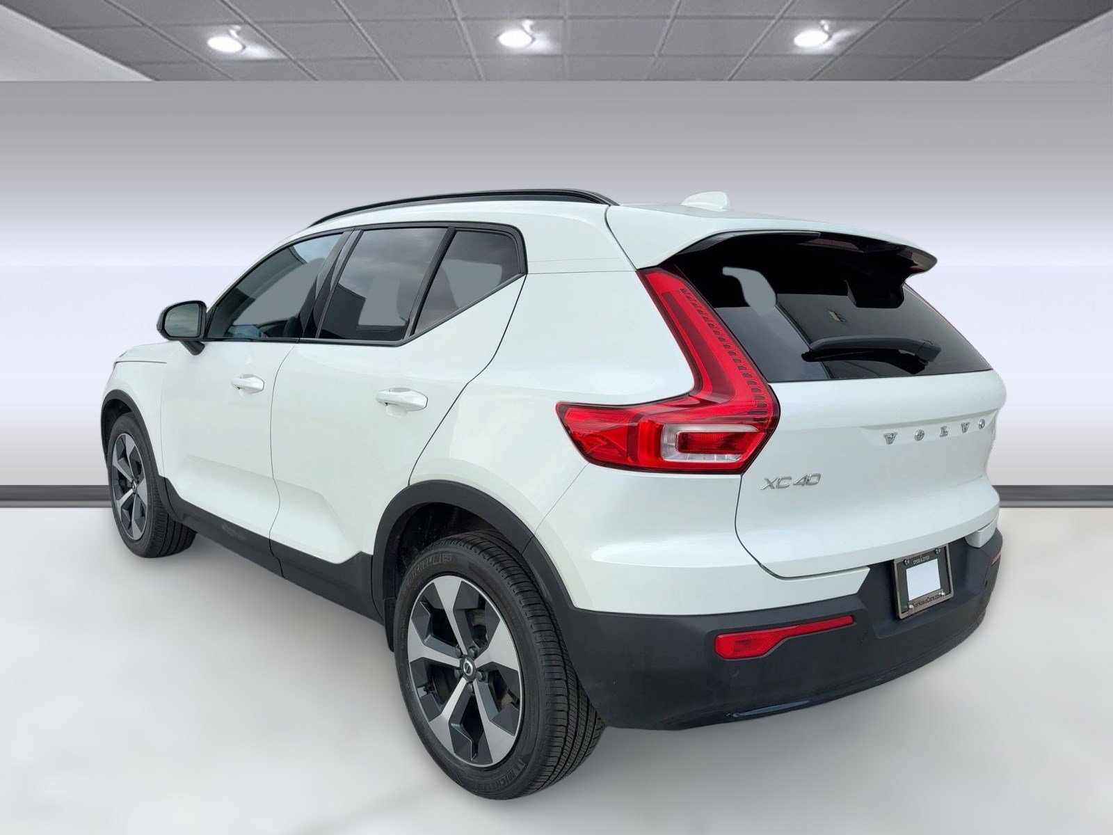 2023 Volvo XC40 Plus photo 2