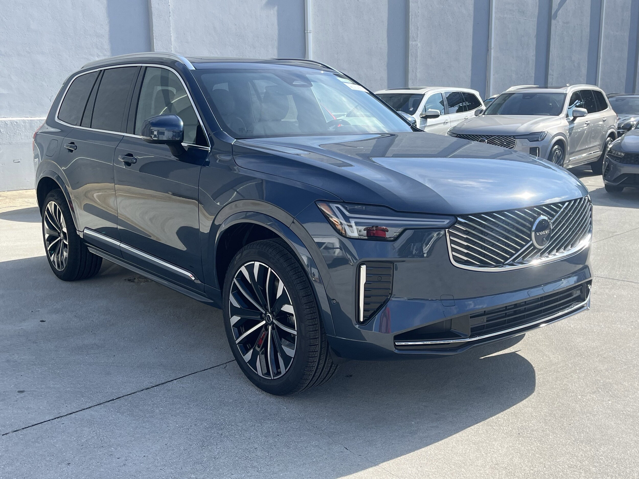 2026 Volvo XC90 T8 Plus photo 2