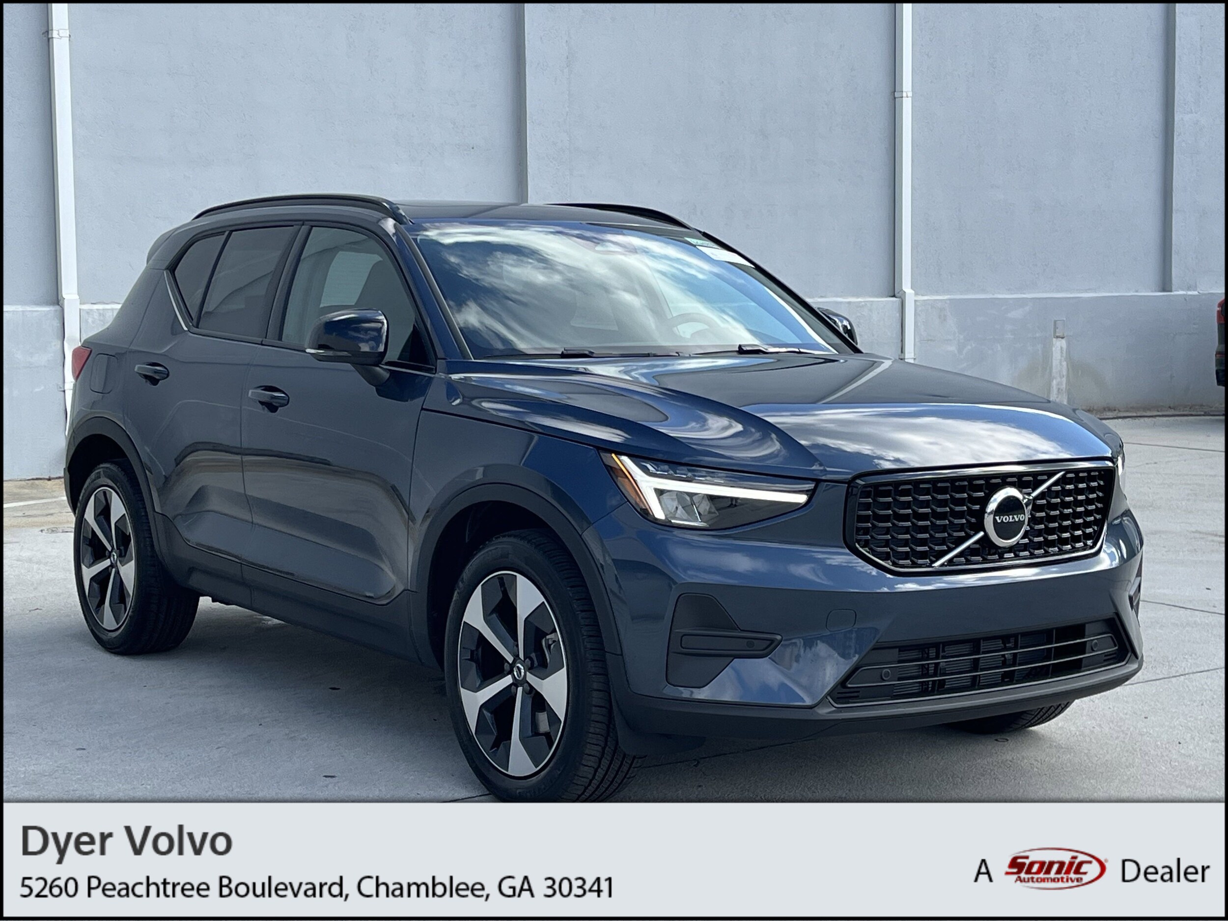 2026 Volvo XC40 Core photo 2