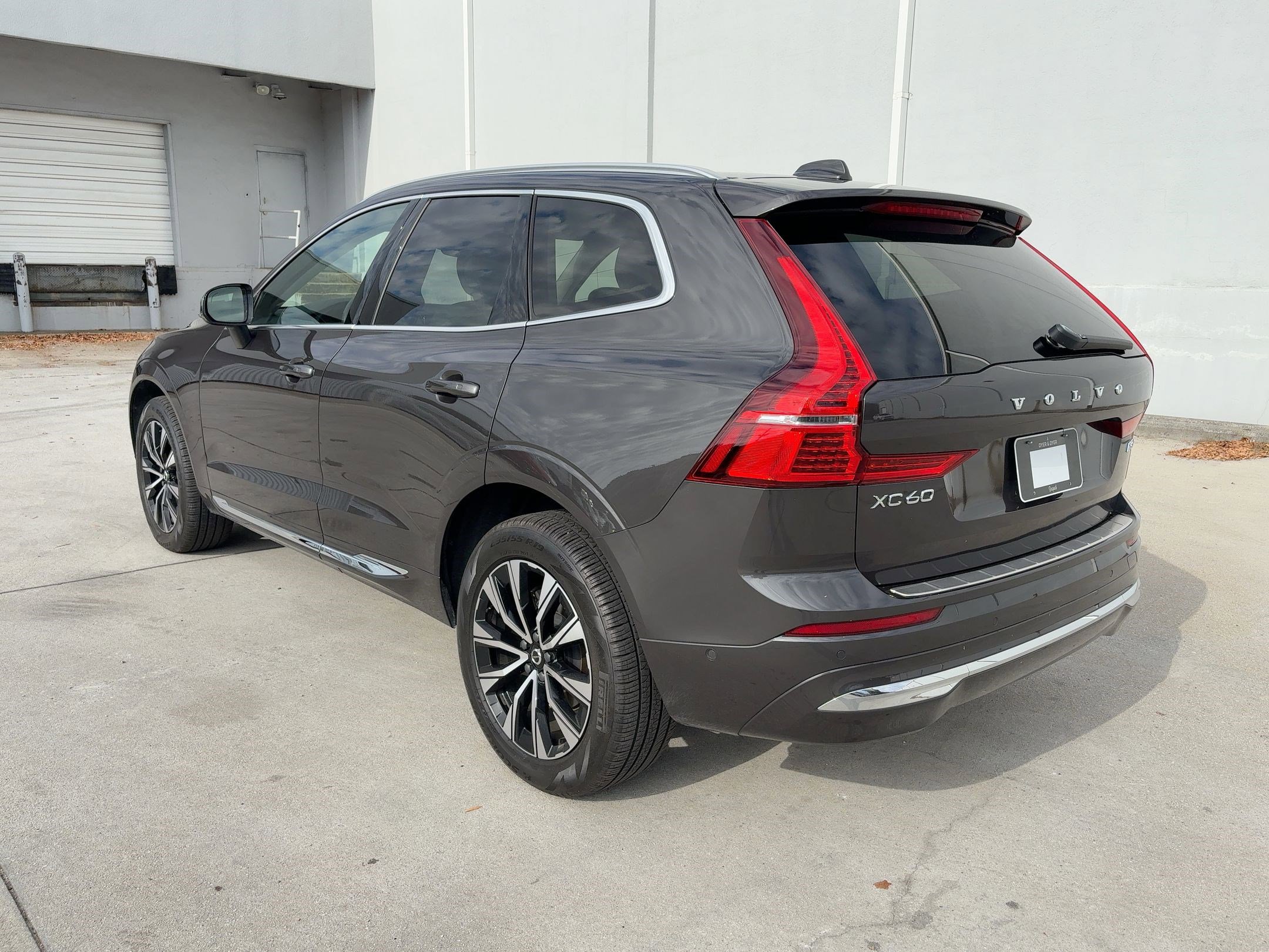 2023 Volvo XC60 Plus photo 2