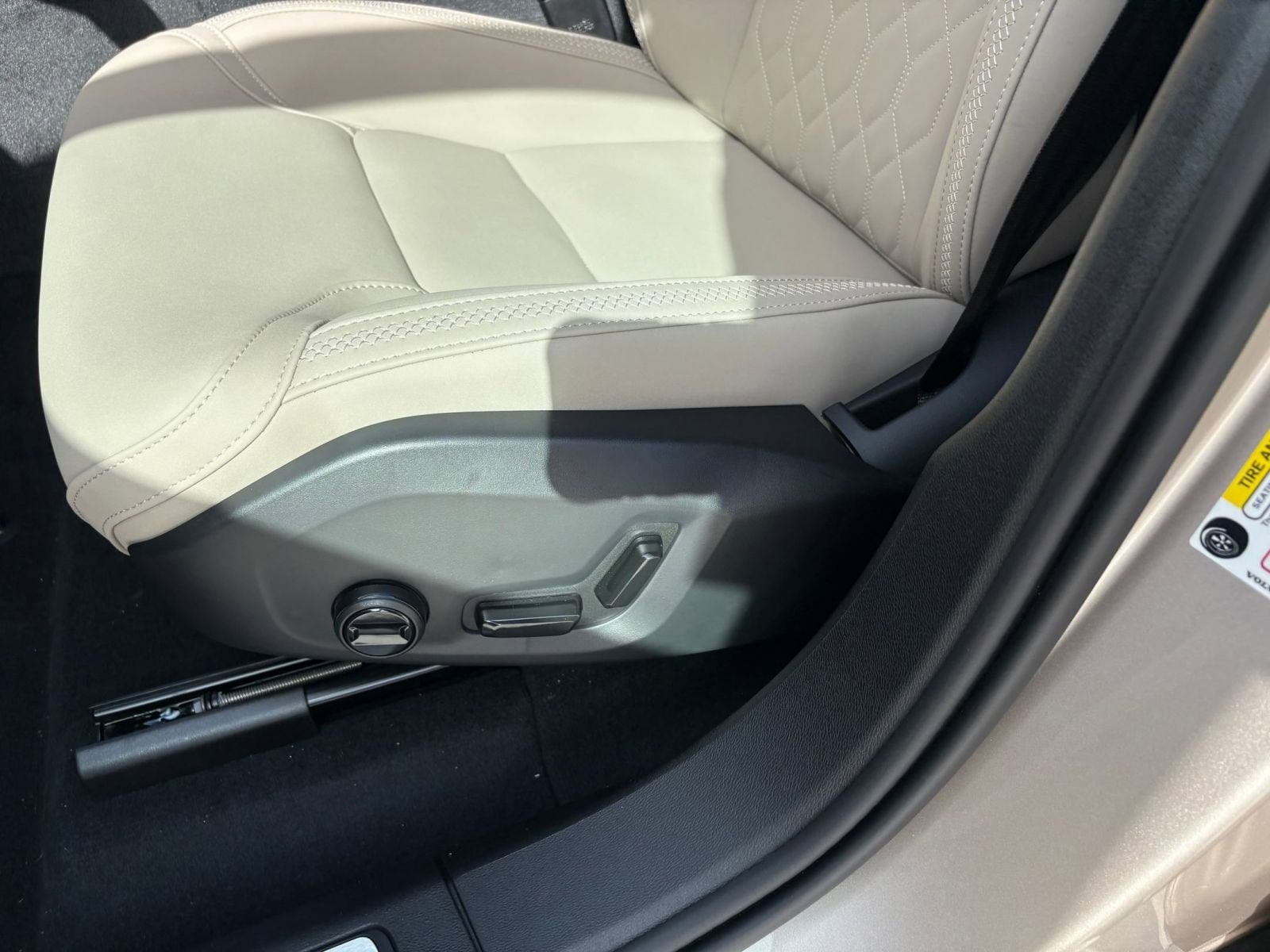 2026 Volvo XC60 Plus - Photo 12