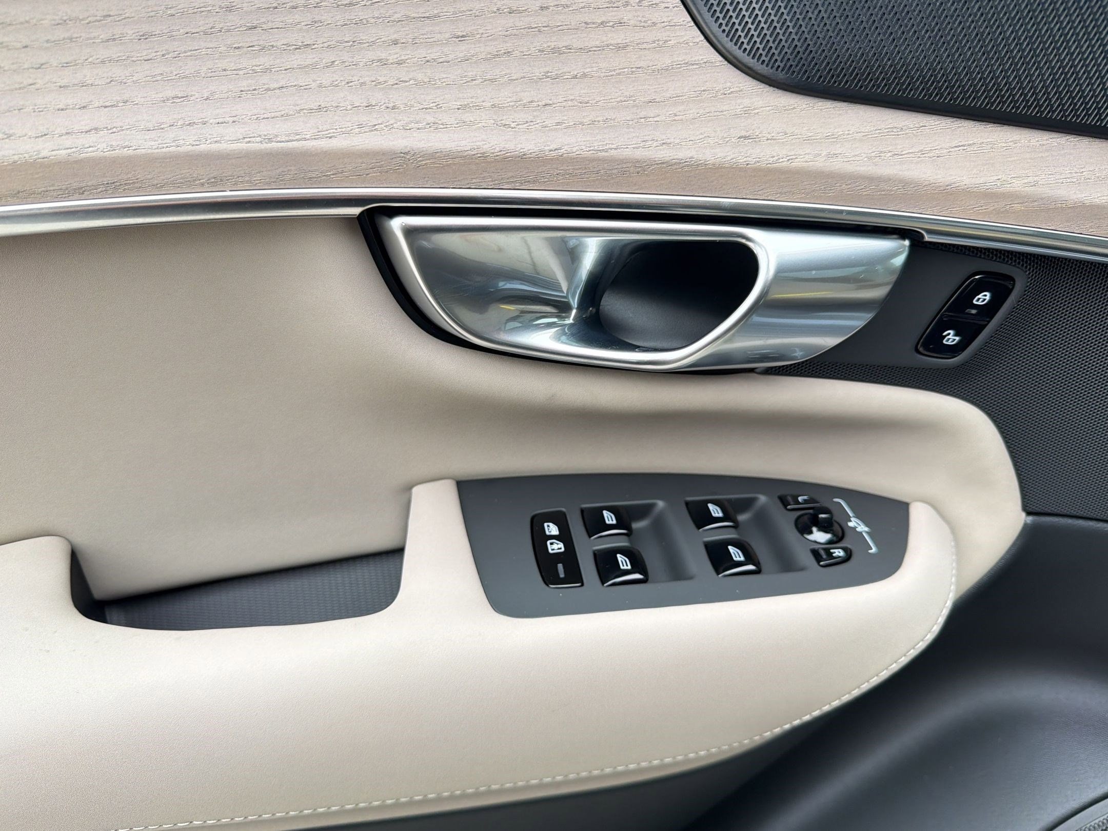 2026 Volvo XC90 Plus - Photo 13