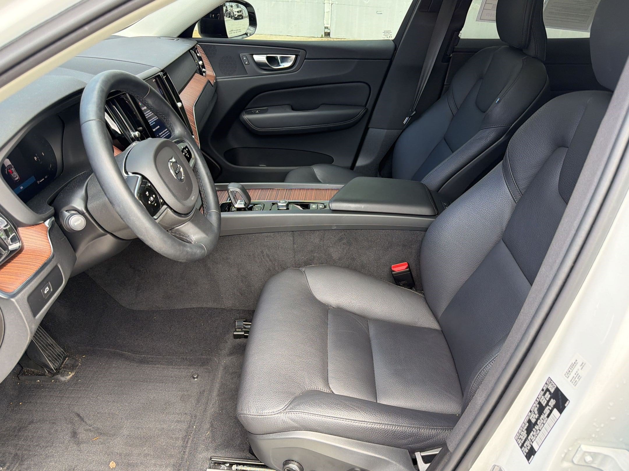 XC60 Plus Dark Theme SUV