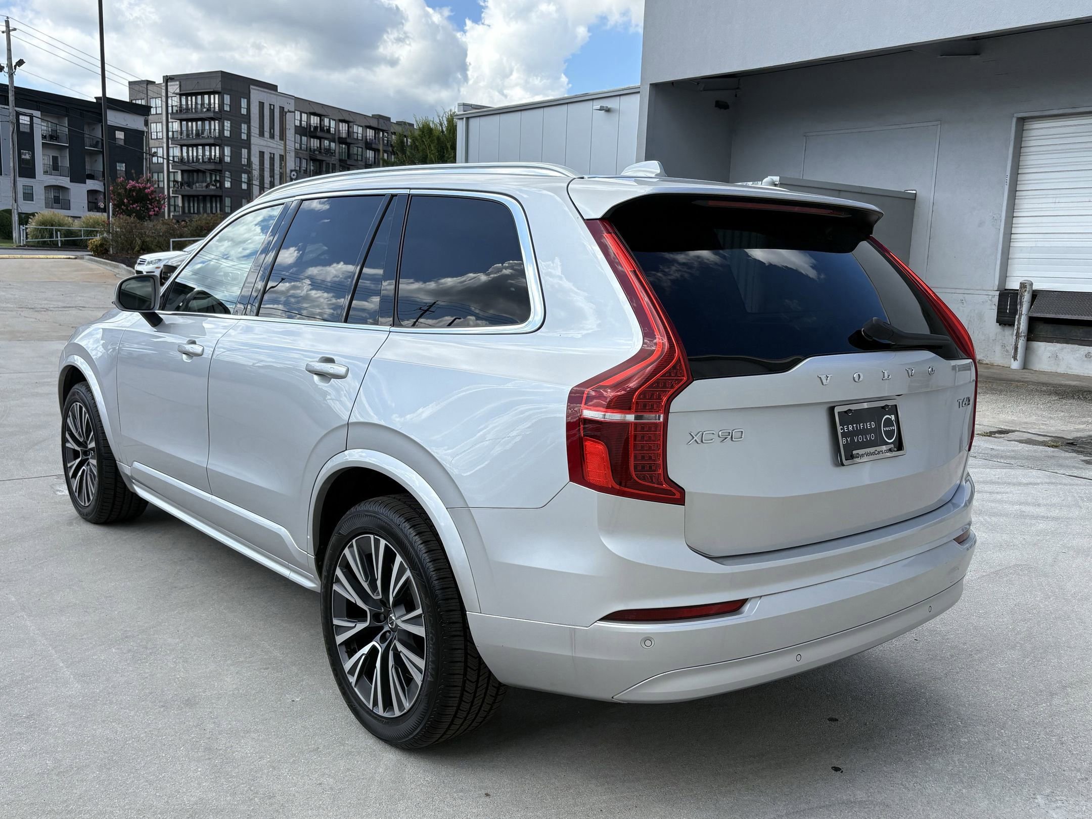 2022 Volvo XC90 T6 Momentum photo 3