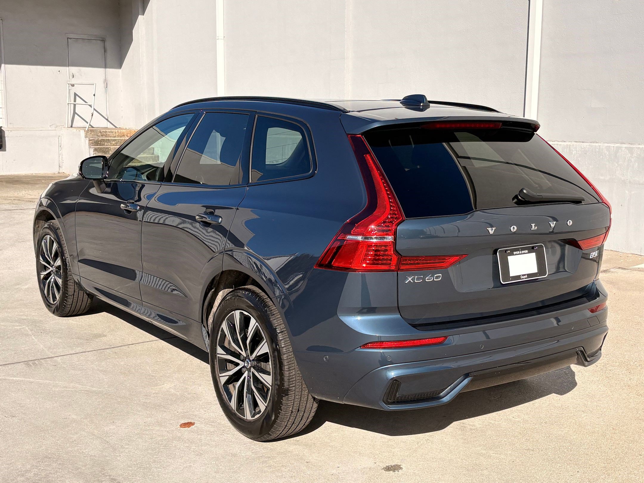 2025 Volvo XC60 Plus photo 2