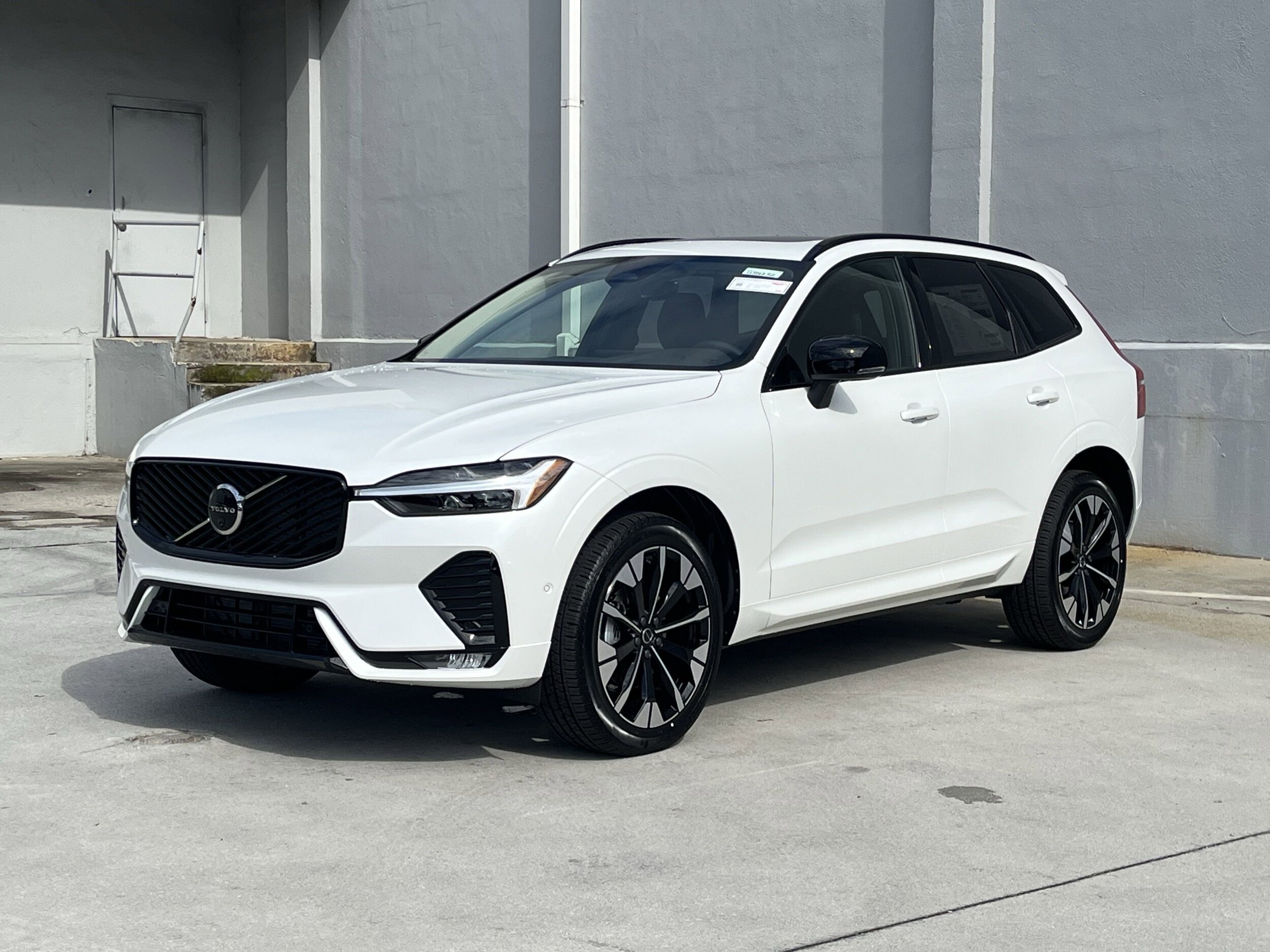2026 Volvo XC60 B5 Plus photo 3