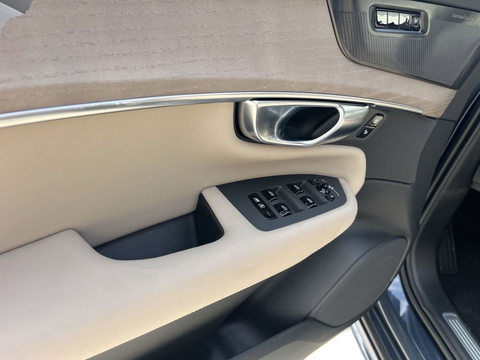 2026 Volvo XC90 Plus - Photo 13