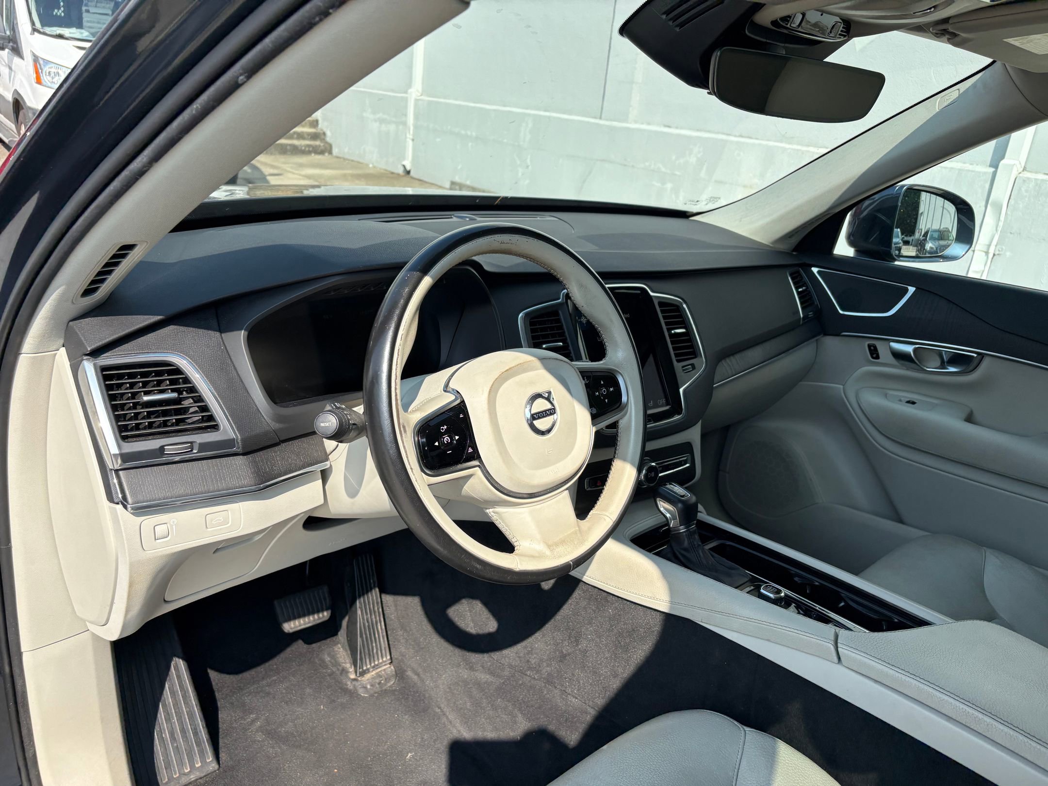 2020 Volvo XC90 Momentum photo 4