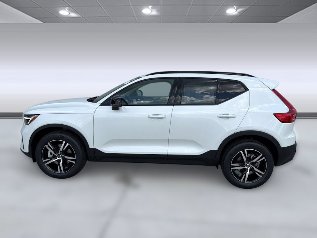 Used 2026 Volvo XC40 B5 Core SUV