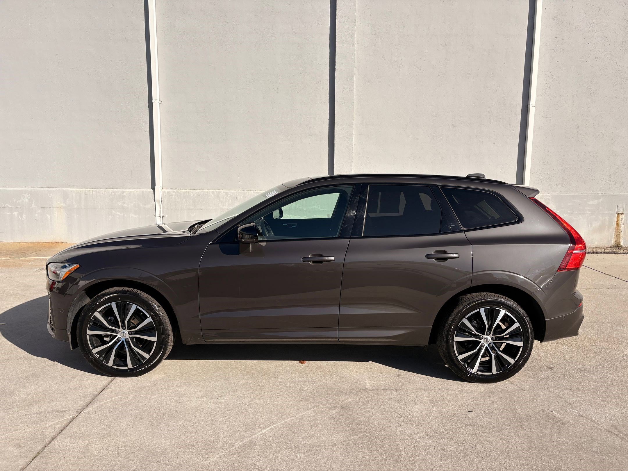 2025 Volvo XC60 Plus photo 2