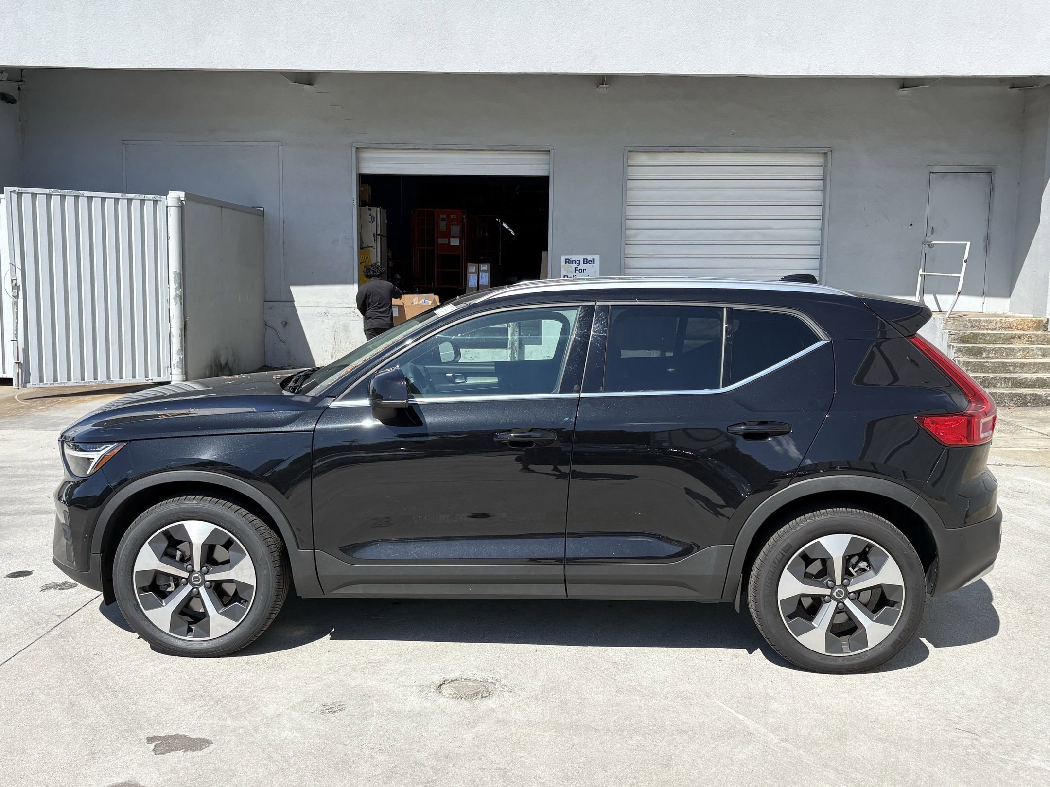 2025 Volvo XC40 Plus photo 2