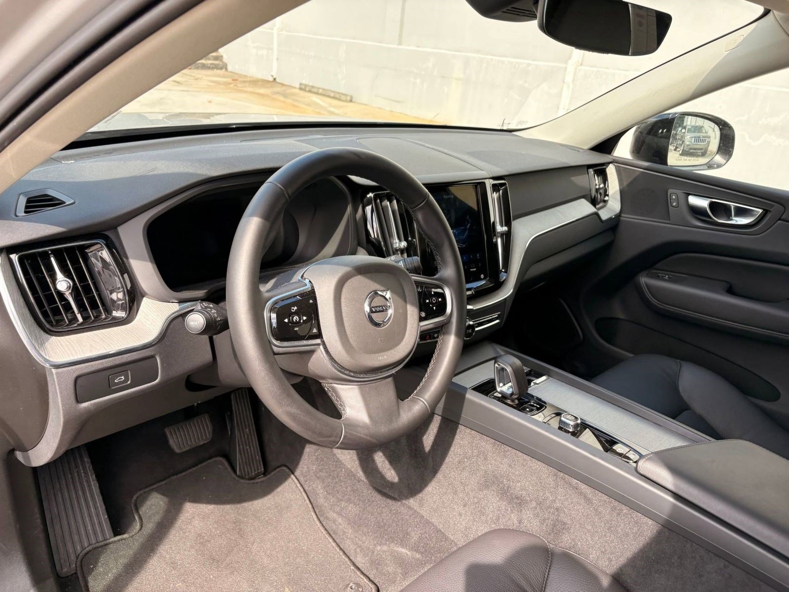 2025 Volvo XC60 Plus photo 4