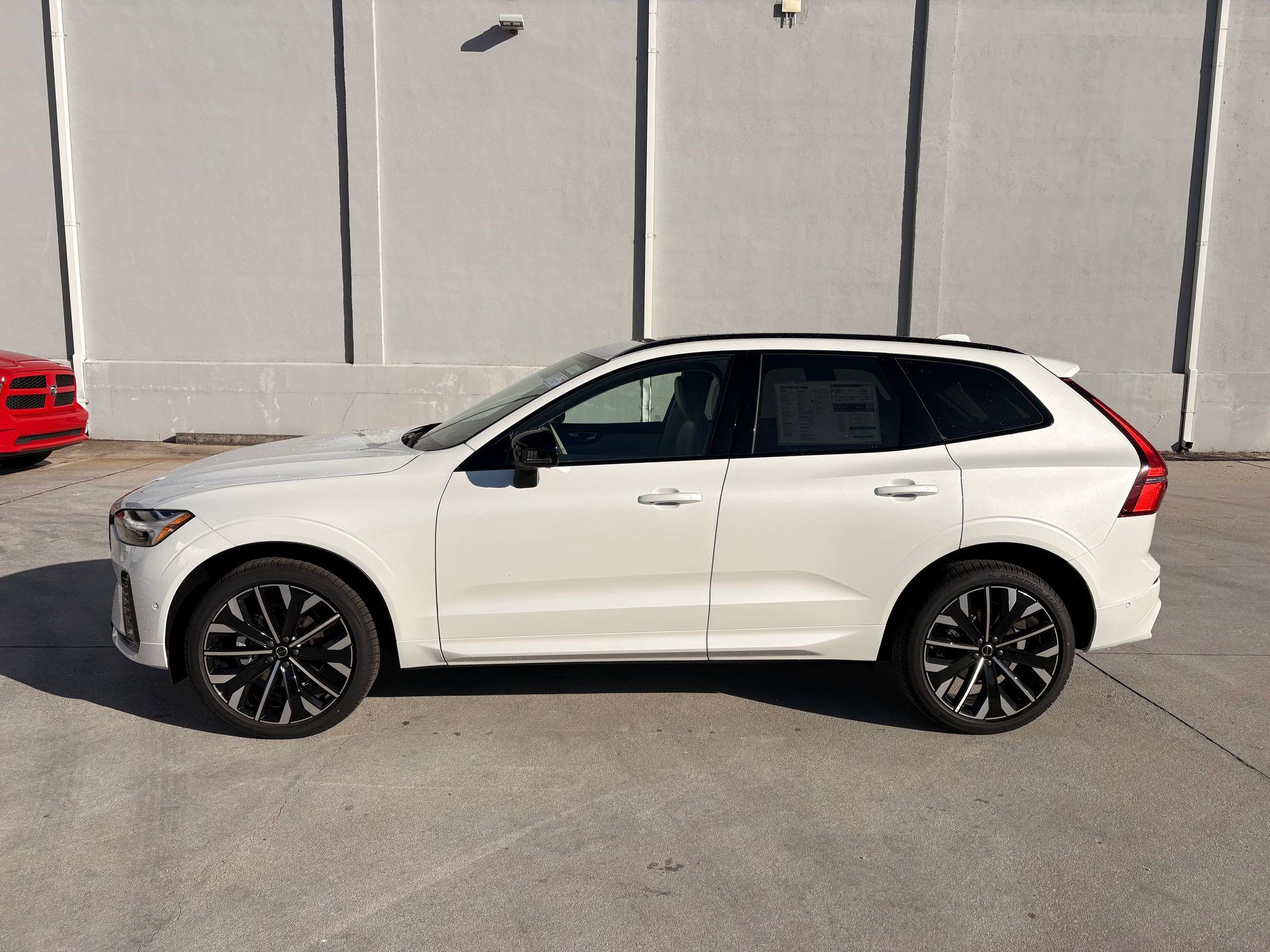 2026 Volvo XC60 B5 photo 2