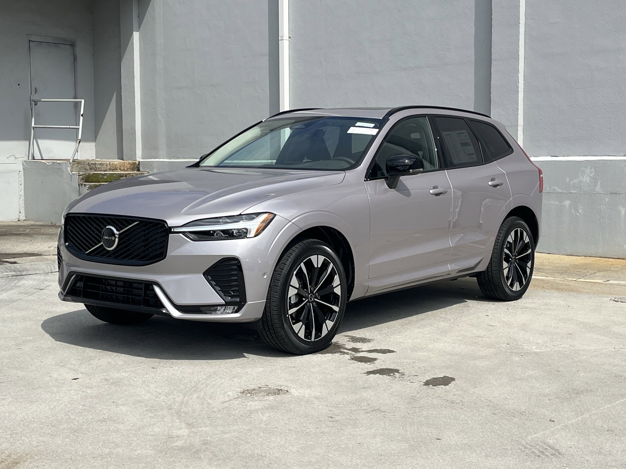 2026 Volvo XC60 Plus photo 2