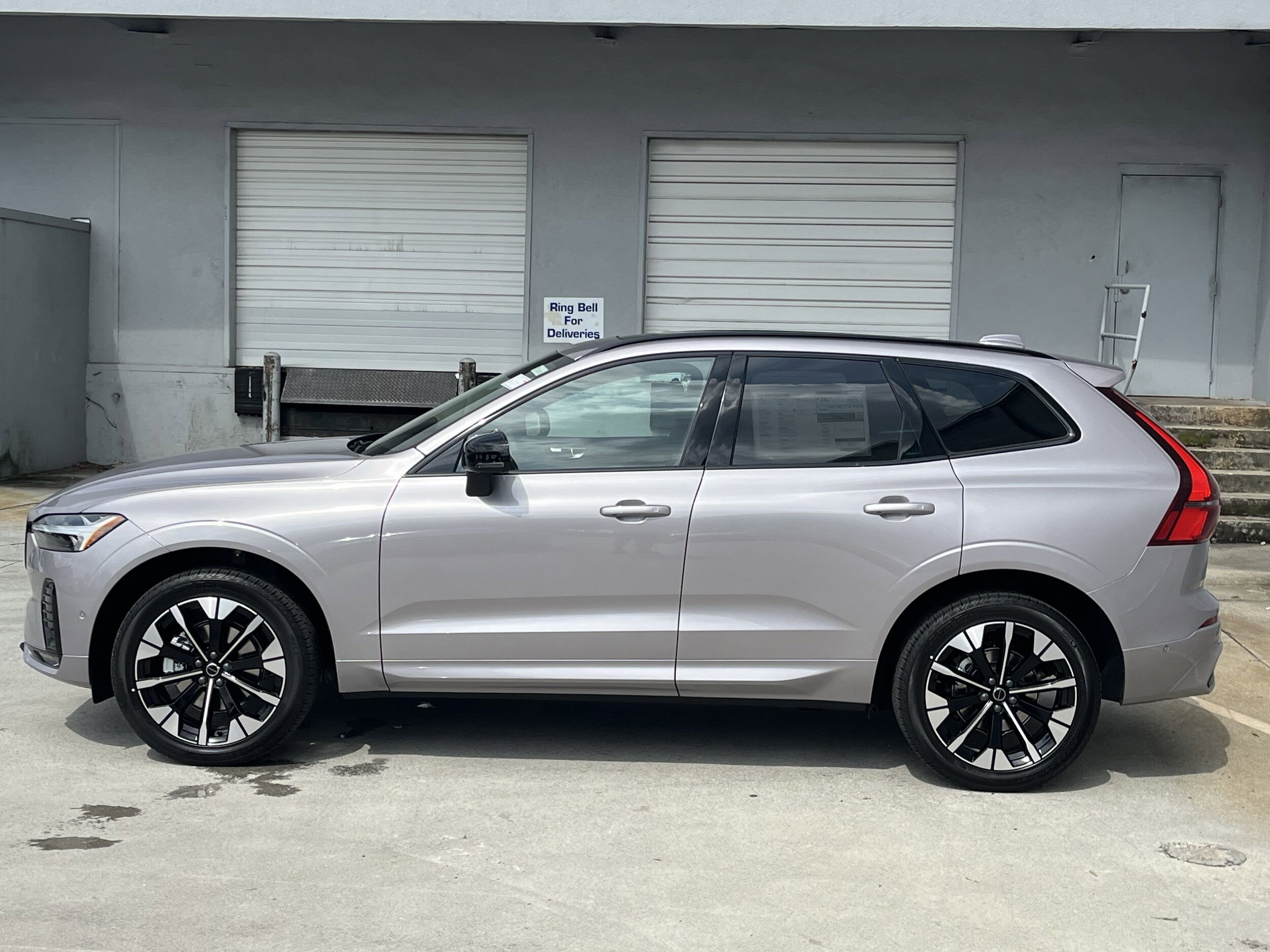 2026 Volvo XC60 Plus photo 3