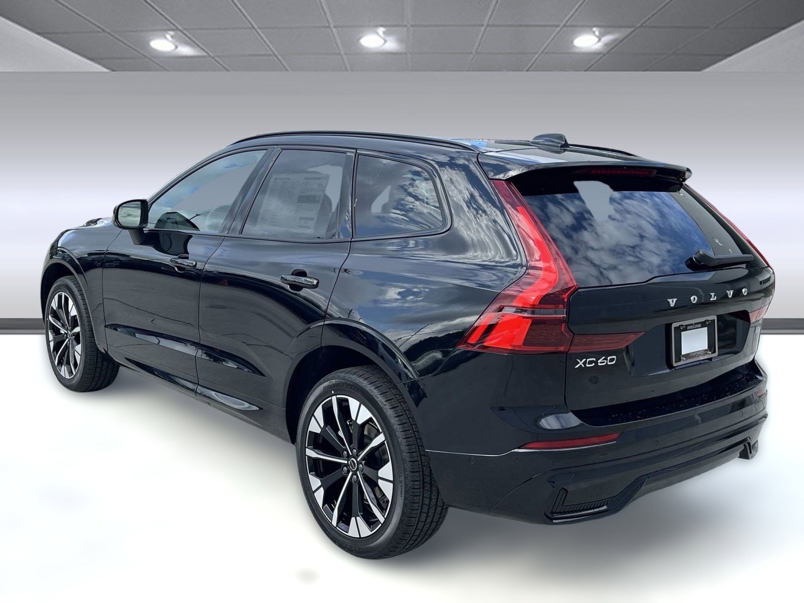 2026 Volvo XC60 B5 Plus photo 3