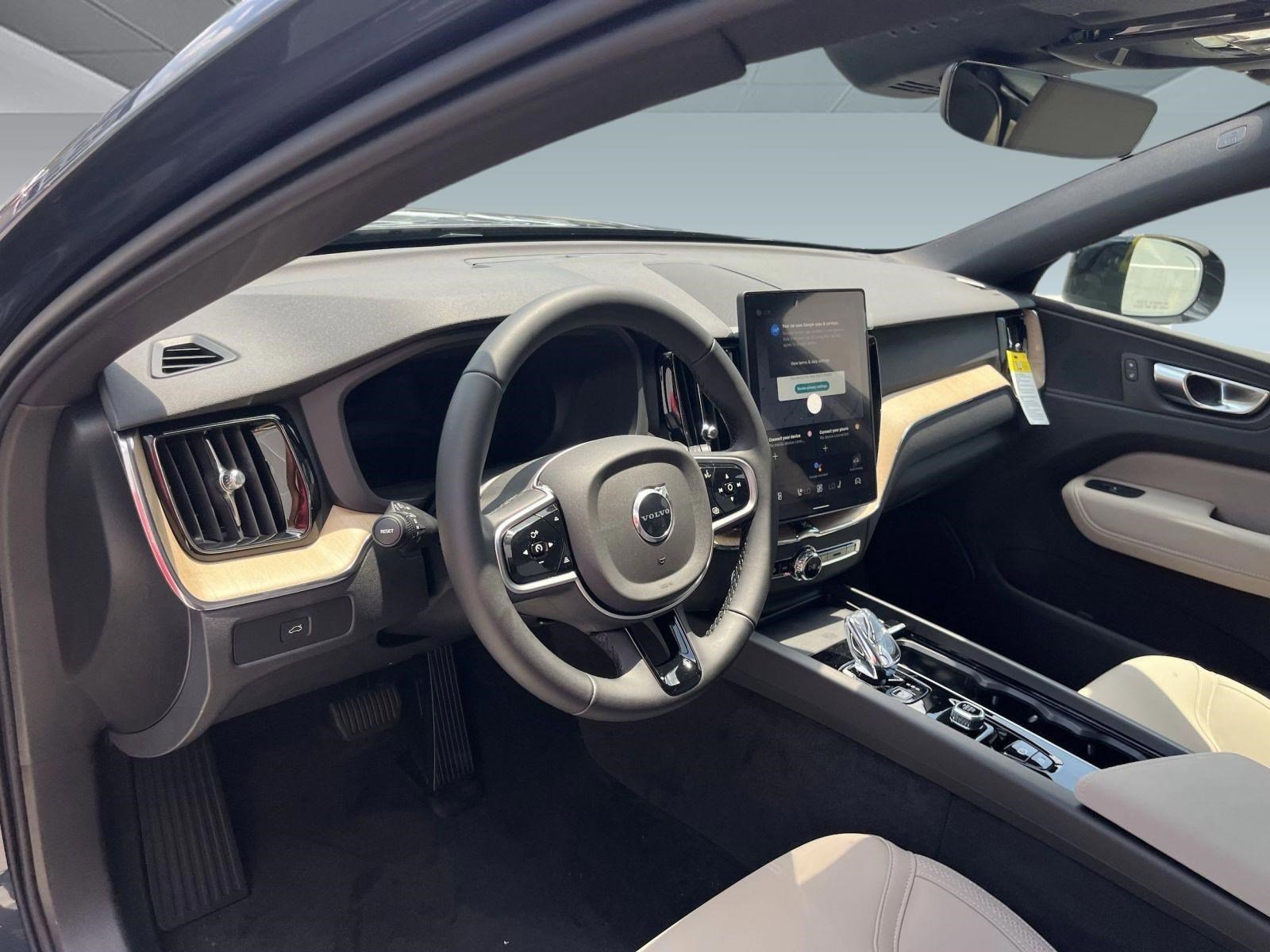 2026 Volvo XC60 B5 Core photo 3