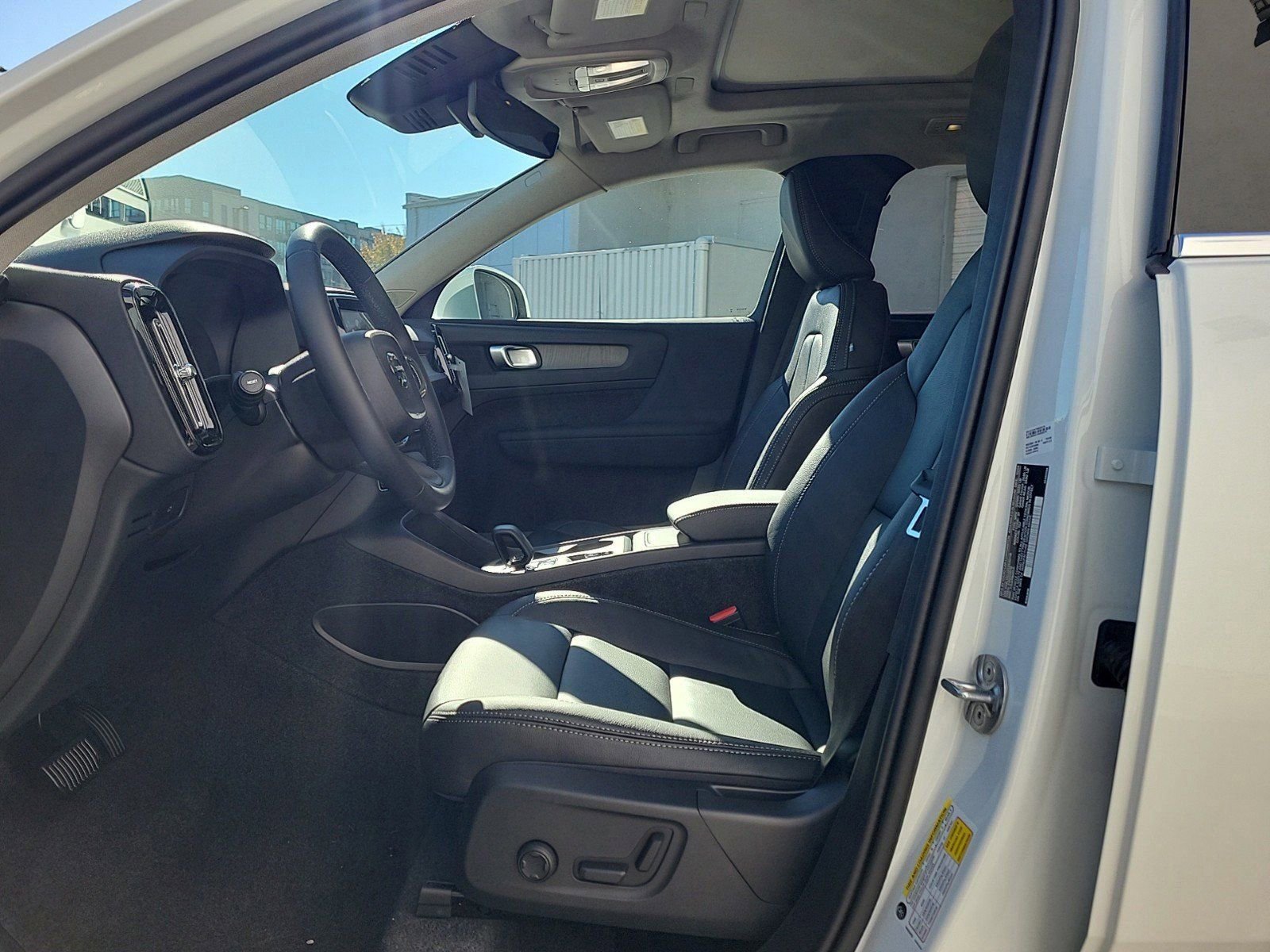 2025 Volvo XC40 Core photo 3