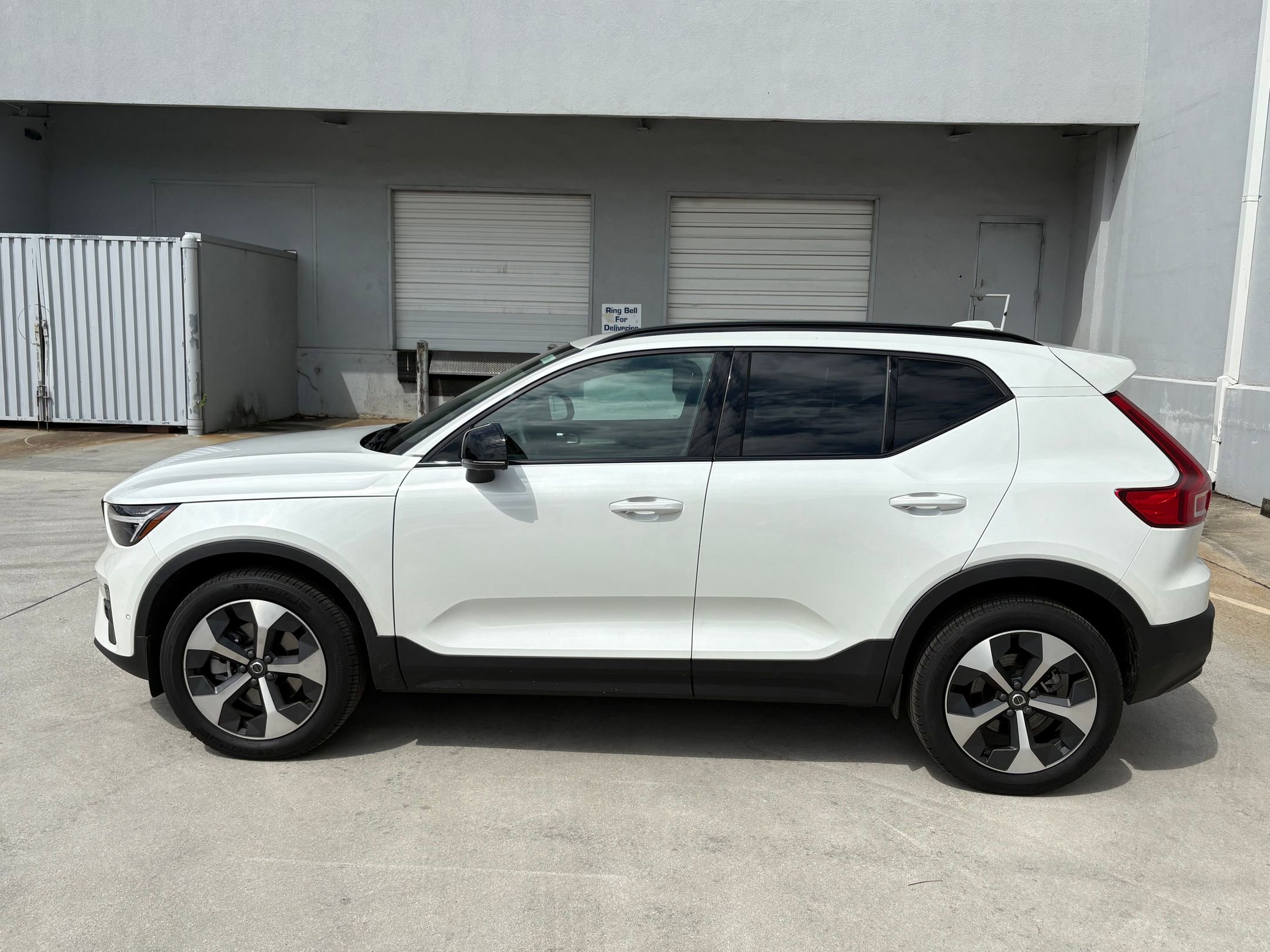 2025 Volvo XC40 Plus photo 2