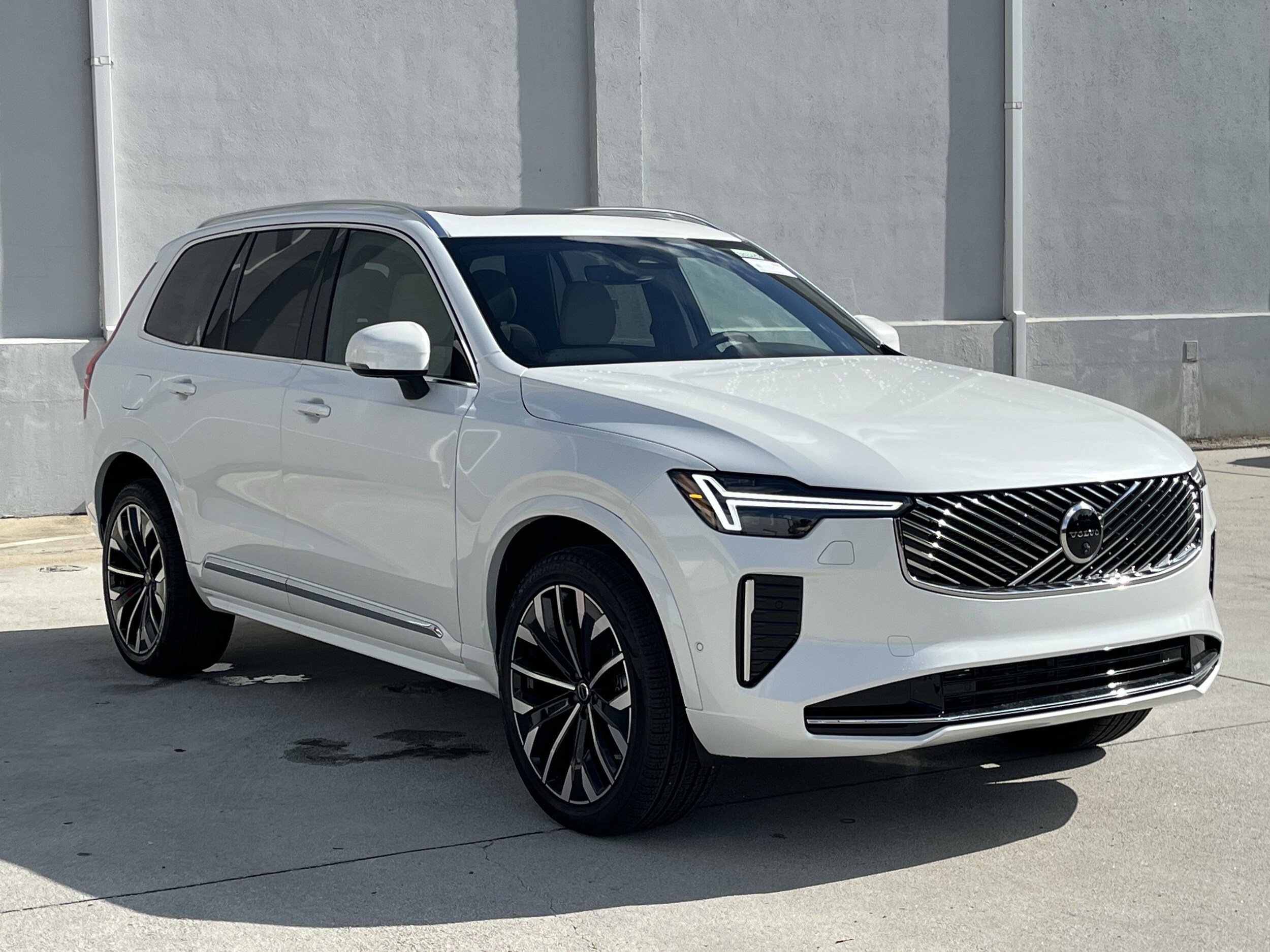 2026 Volvo XC90 Plus photo 2