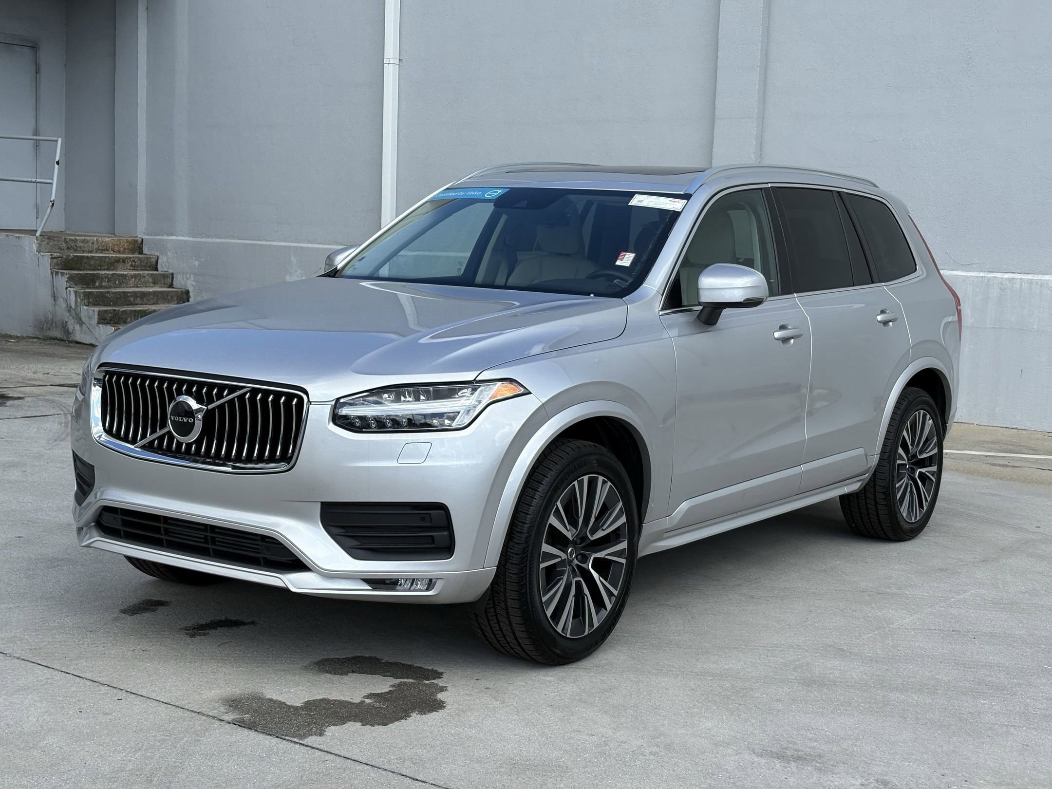 2022 Volvo XC90 T6 Momentum photo 2