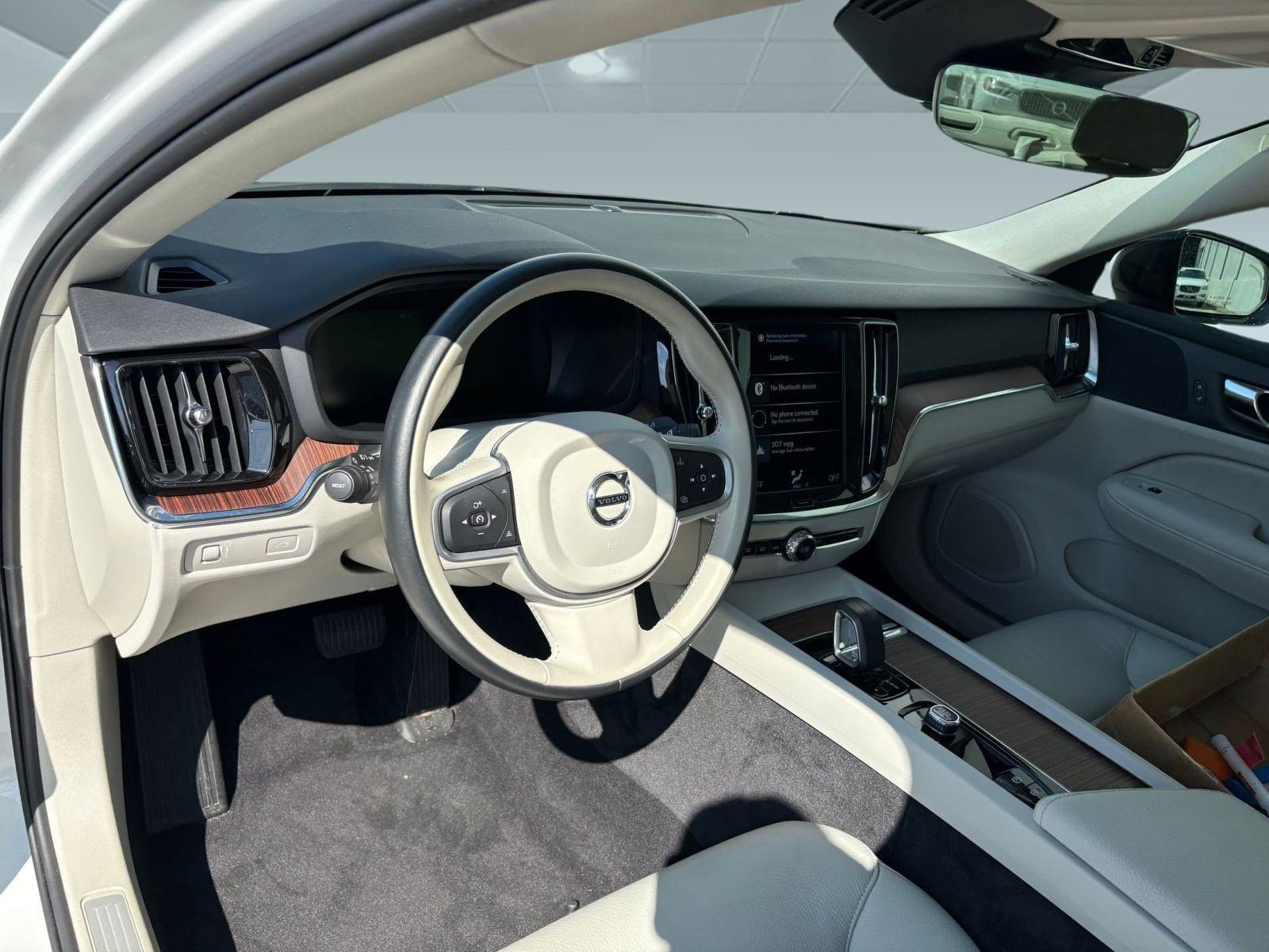 2022 Volvo S60 Momentum photo 3