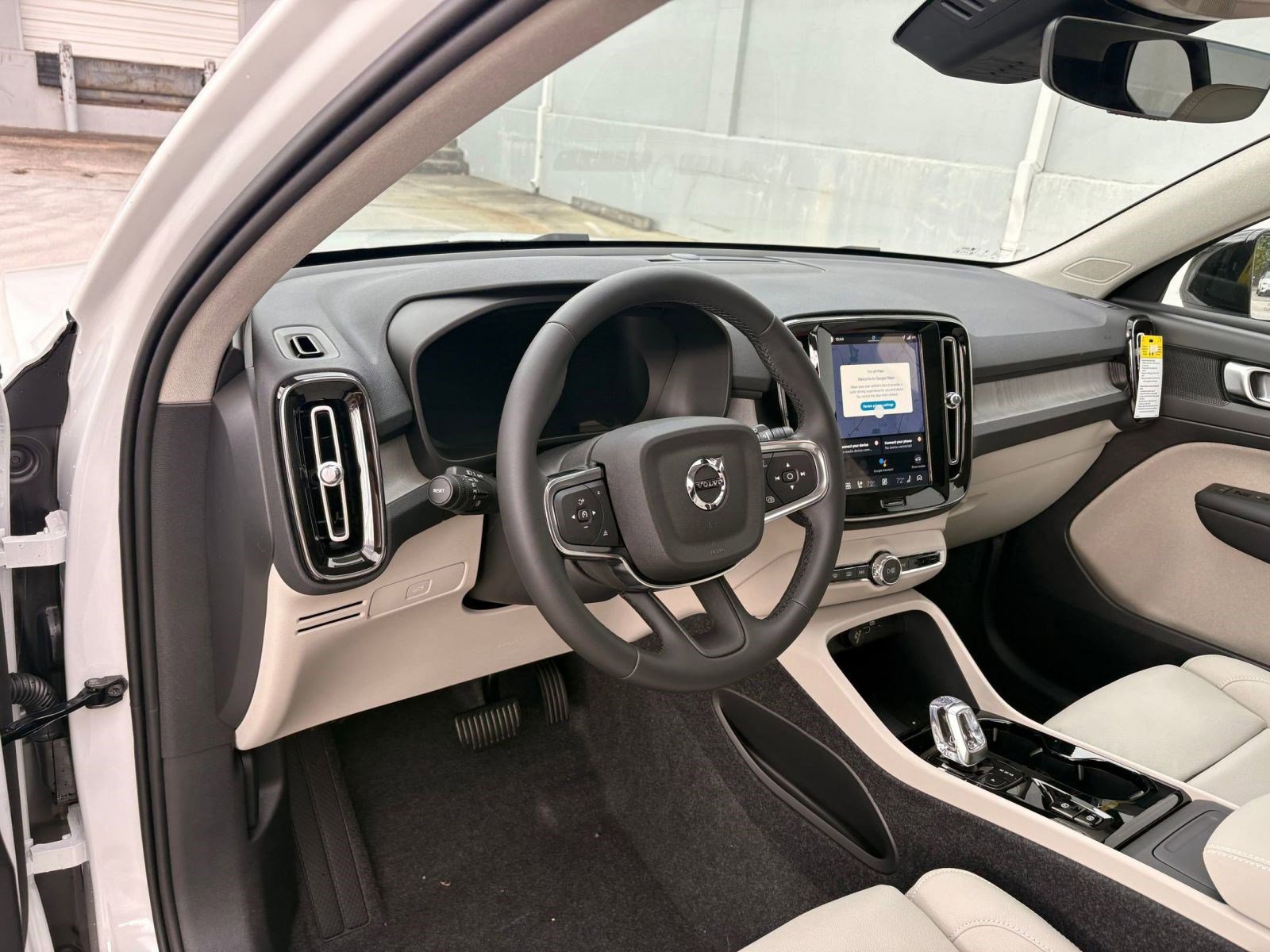 2026 Volvo XC40 Plus photo 4