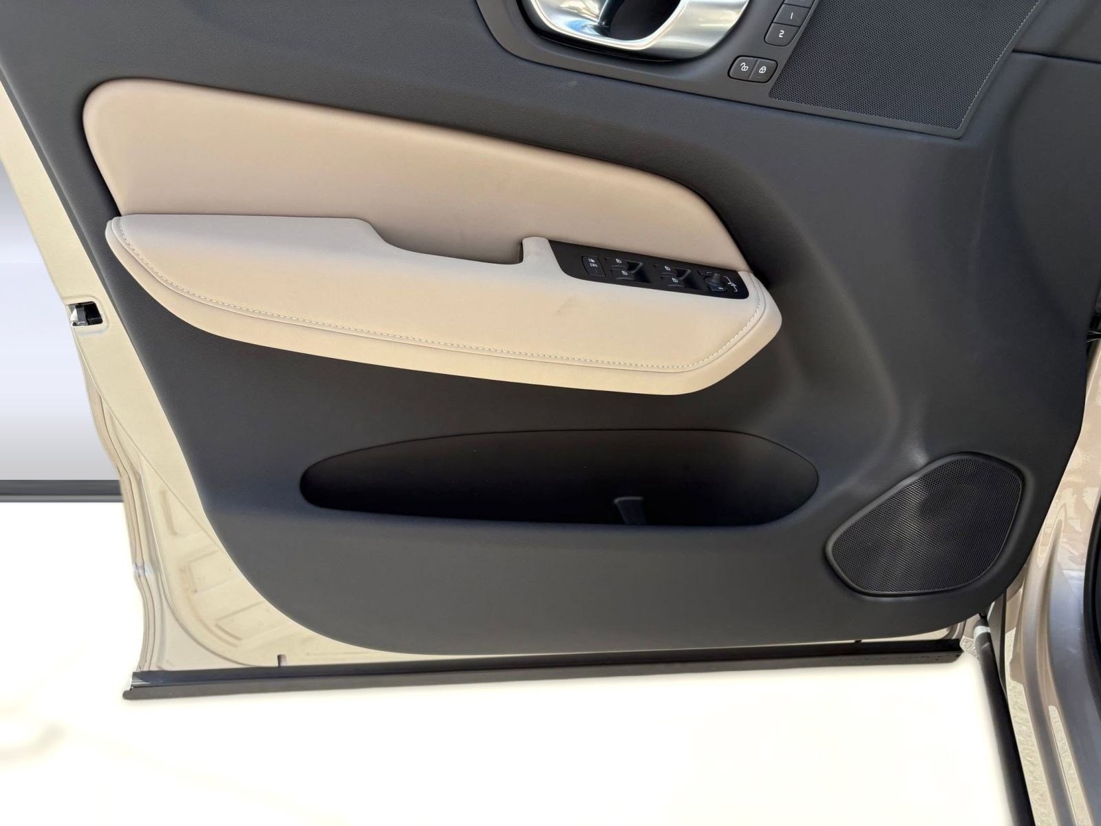 2026 Volvo XC60 Plus - Photo 22