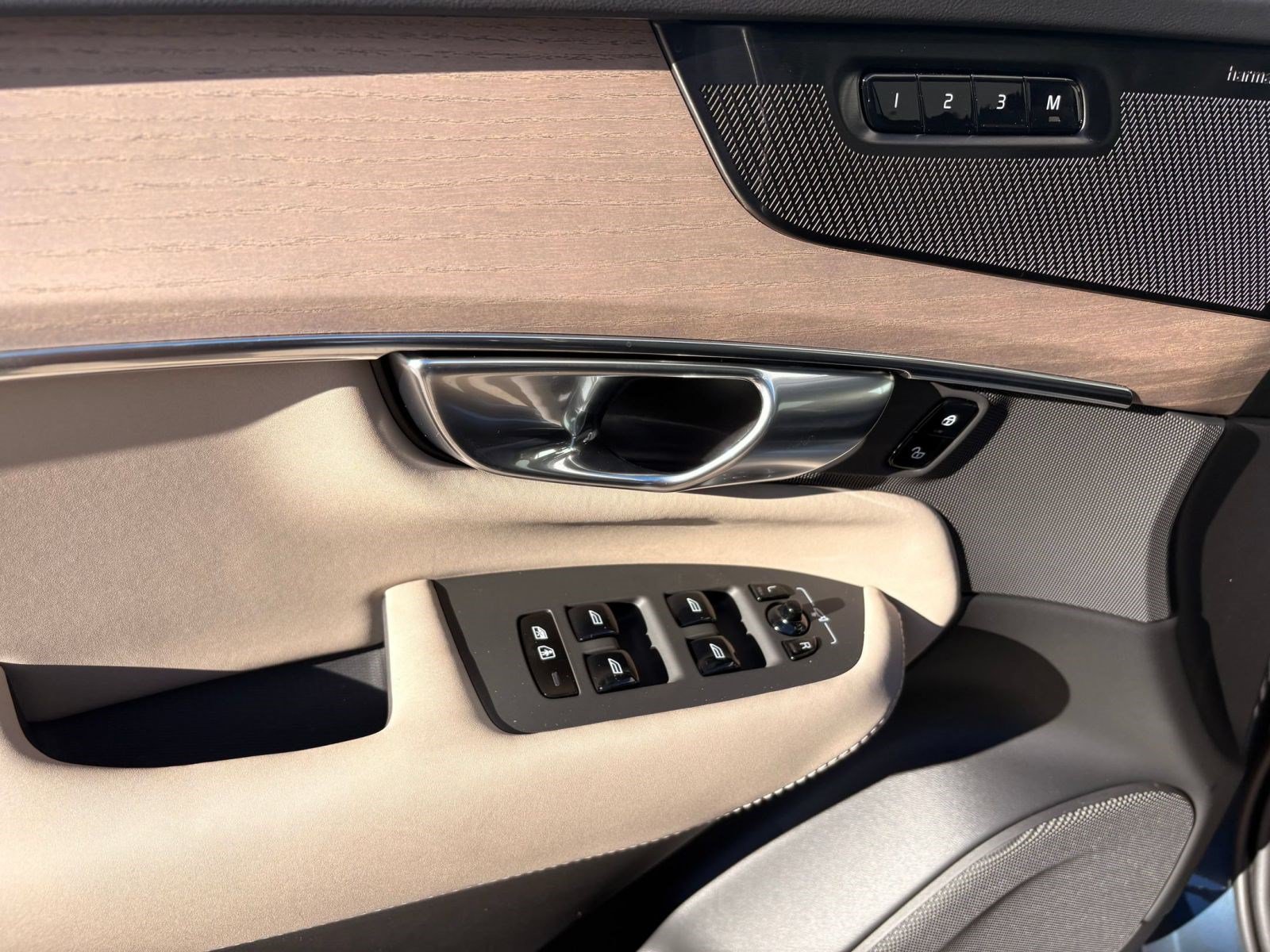 2026 Volvo XC90 Plus - Photo 12