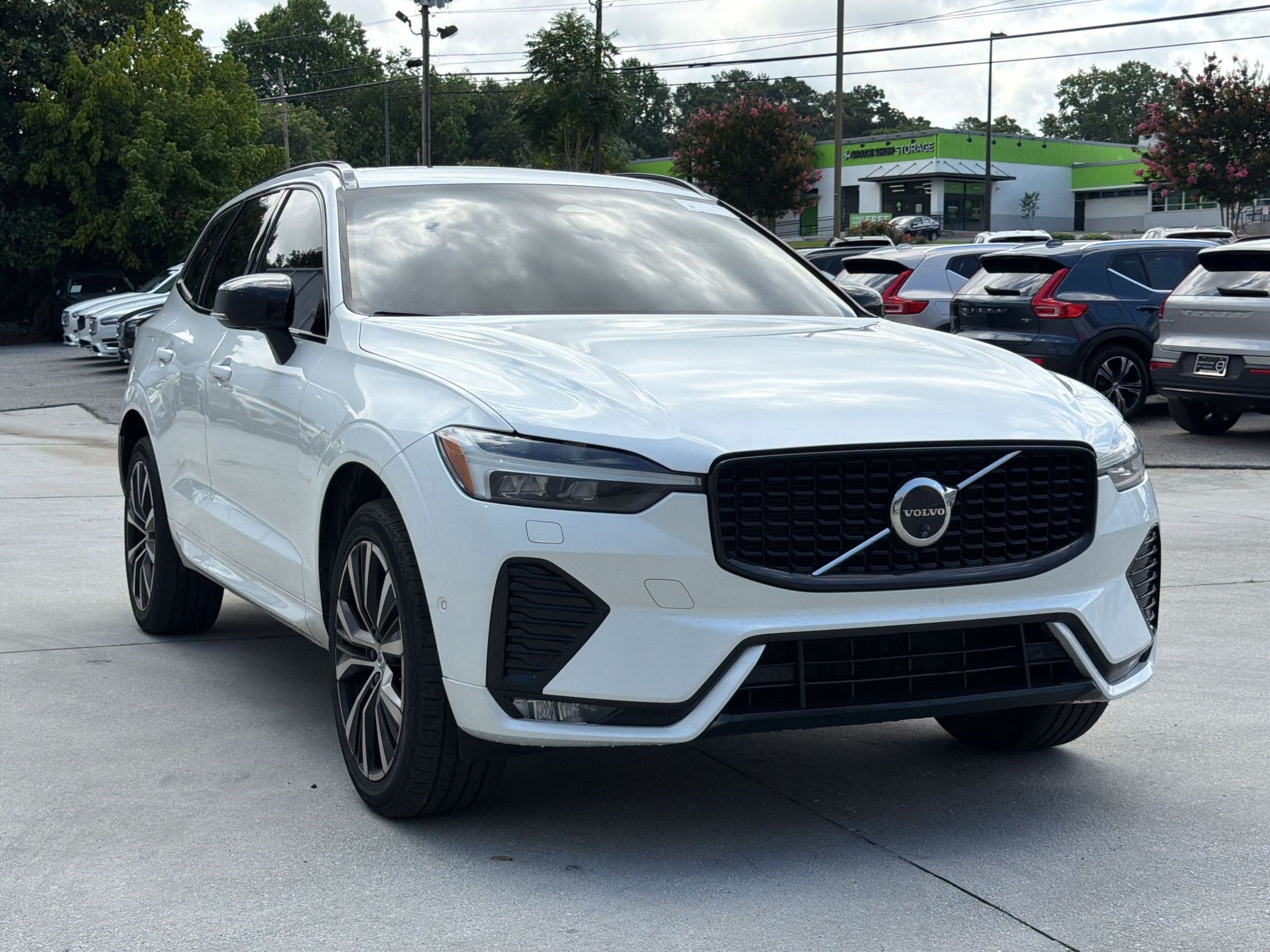 XC60 Plus Dark Theme SUV