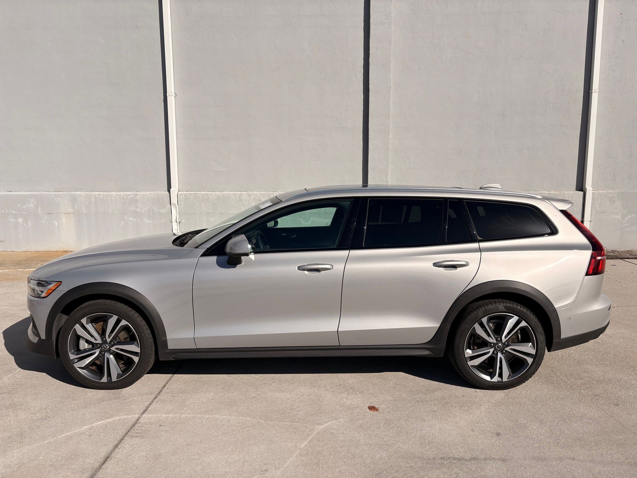 2025 Volvo V60 Cross Country Plus photo 2