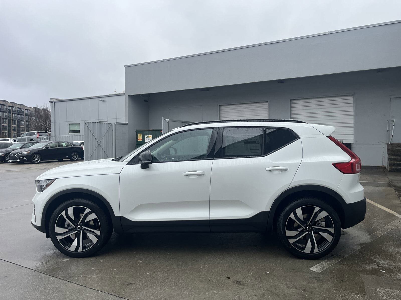 2025 Volvo XC40 photo 4