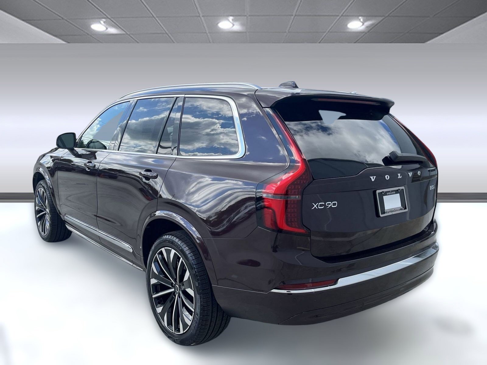 2025 Volvo XC90 B5 Core photo 3