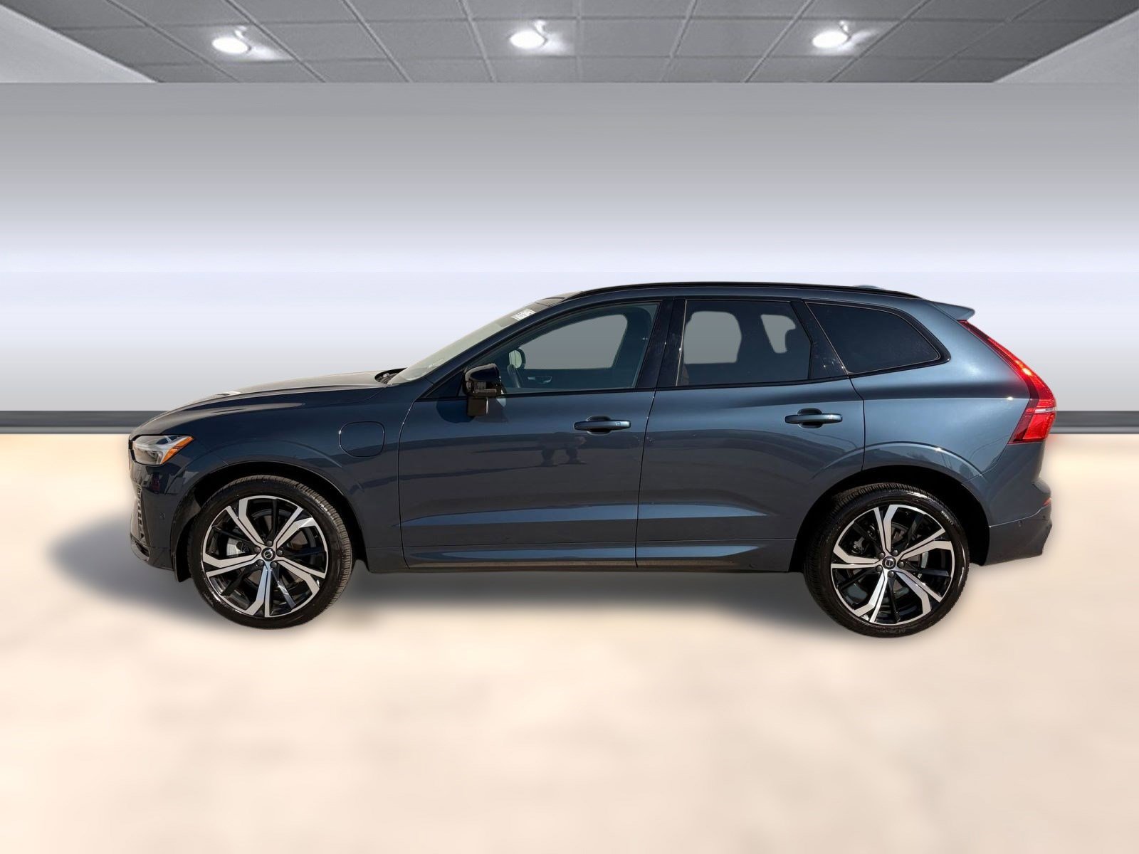 2025 Volvo XC60 Hybrid photo 2