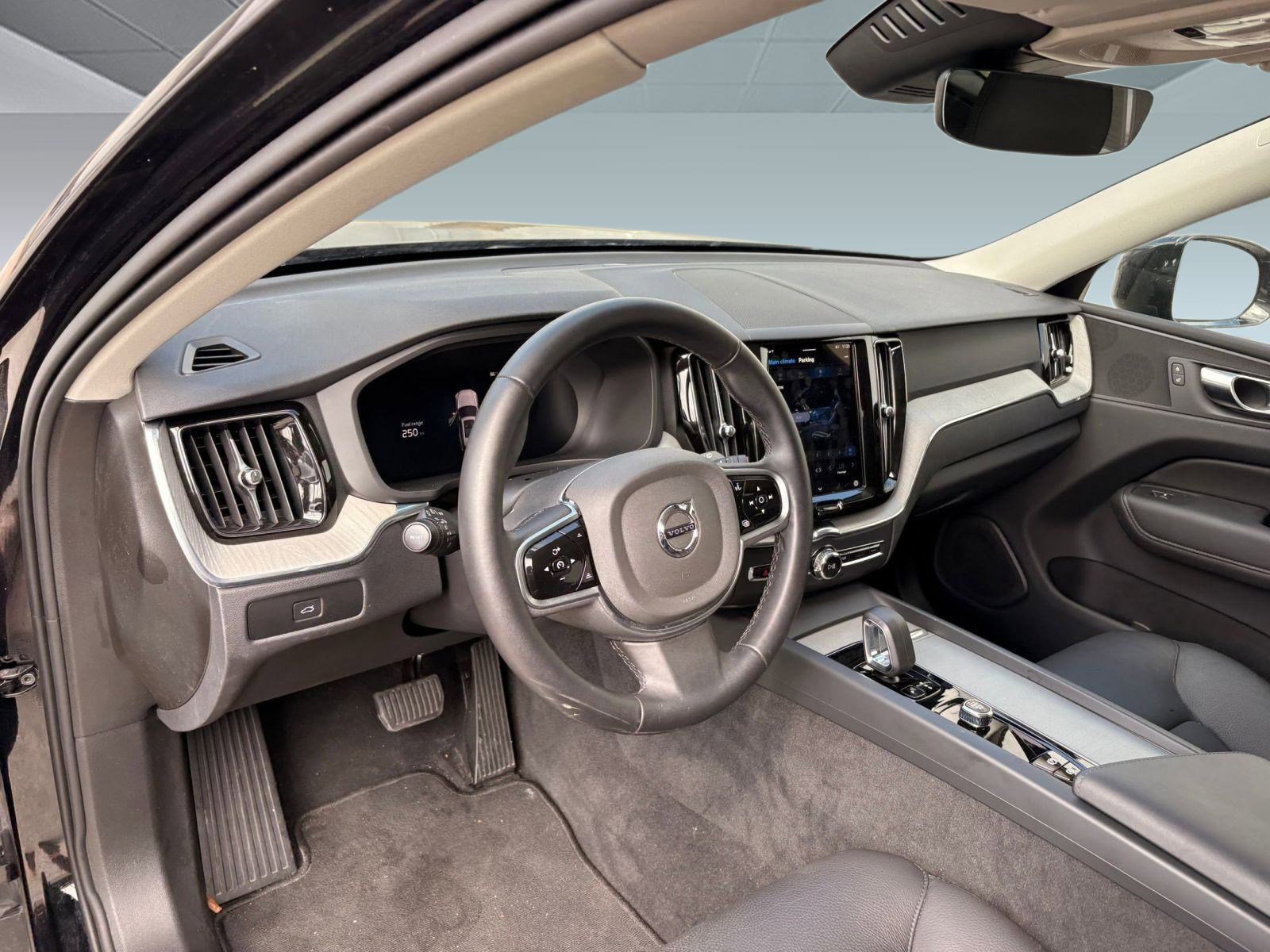 2025 Volvo XC60 Plus photo 4