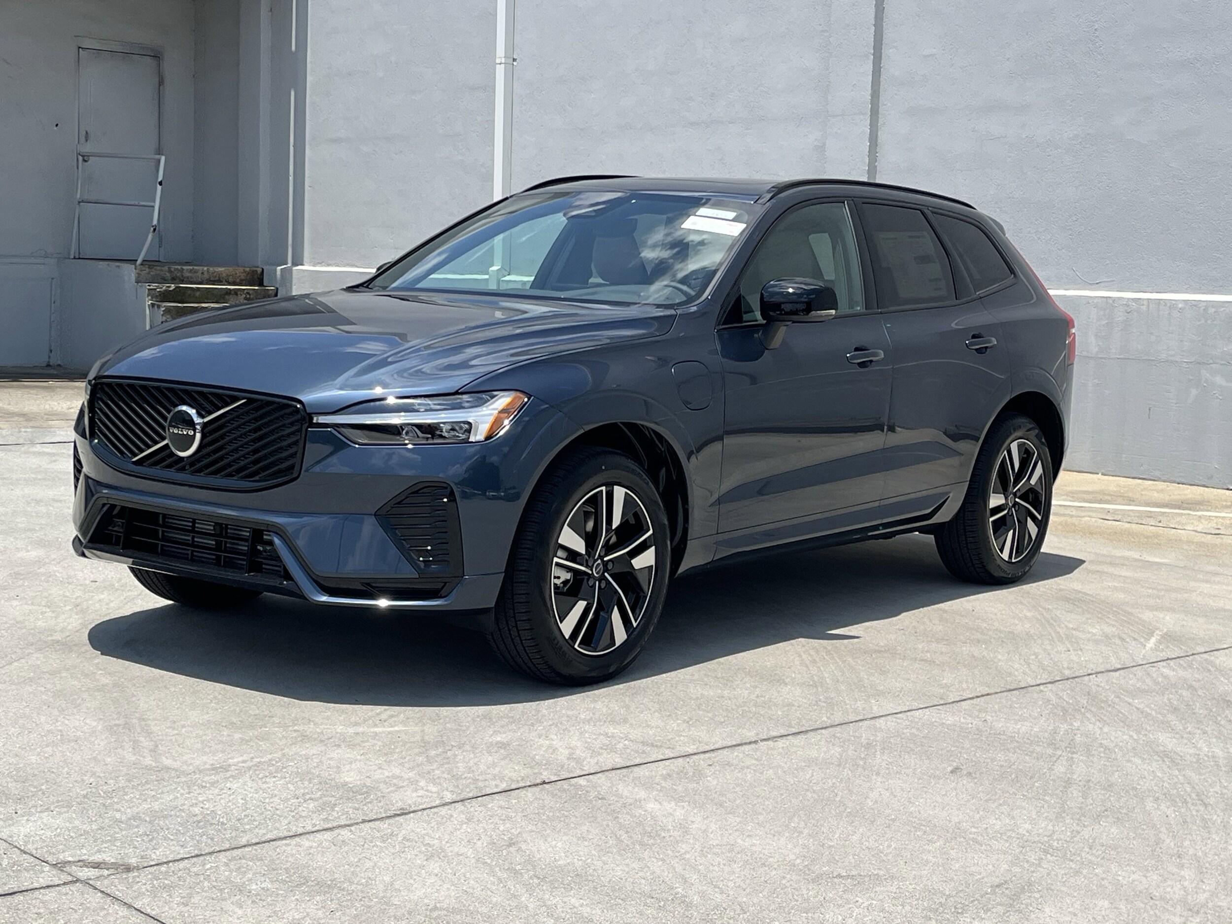2026 Volvo XC60 Hybrid T8 Core photo 2