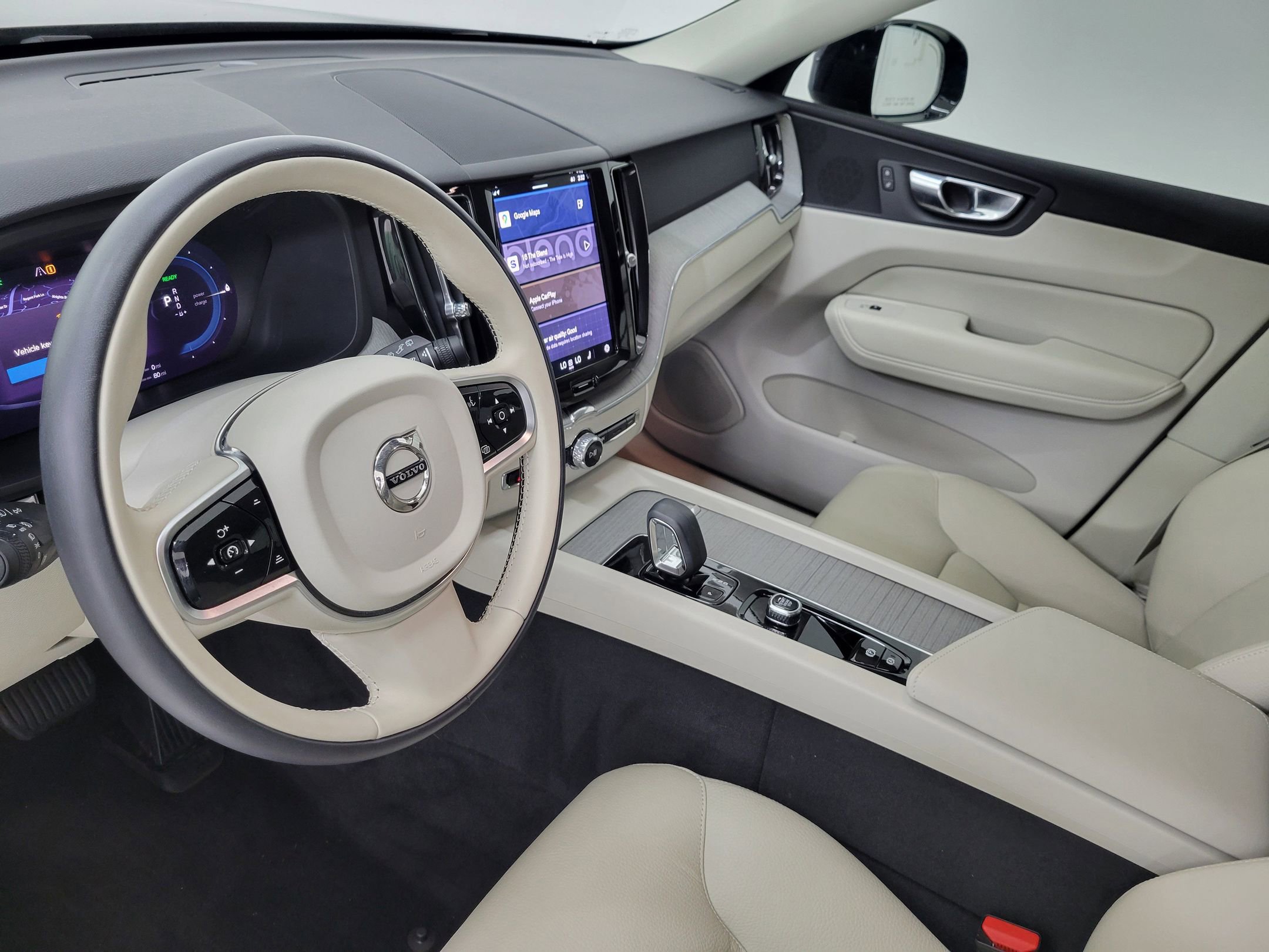 2025 Volvo XC60 Hybrid Plus photo 3