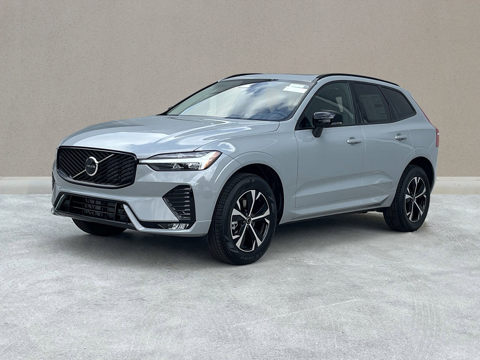 2026 Volvo XC60 B5 Core photo 3