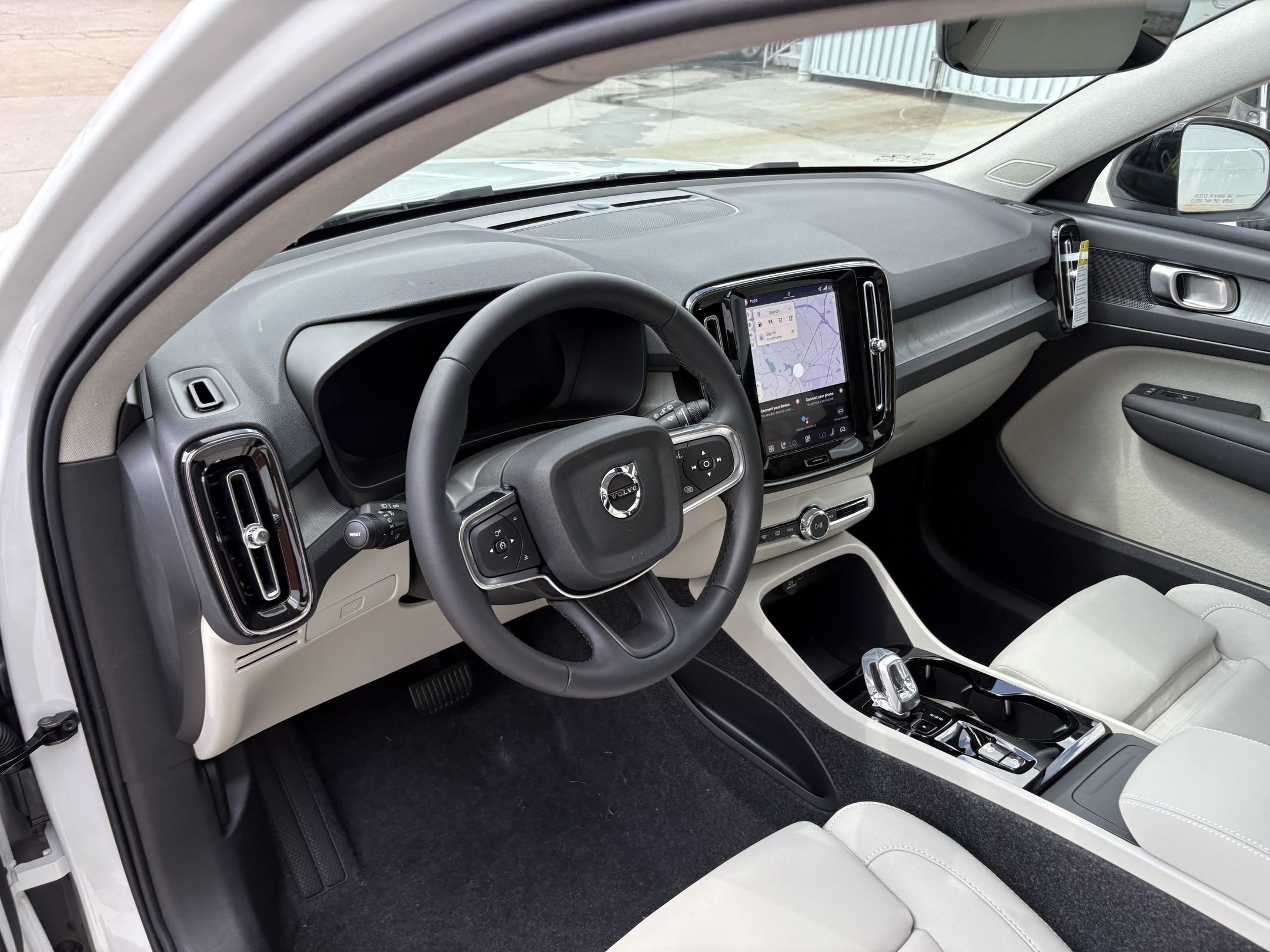 2026 Volvo XC40 Plus photo 2