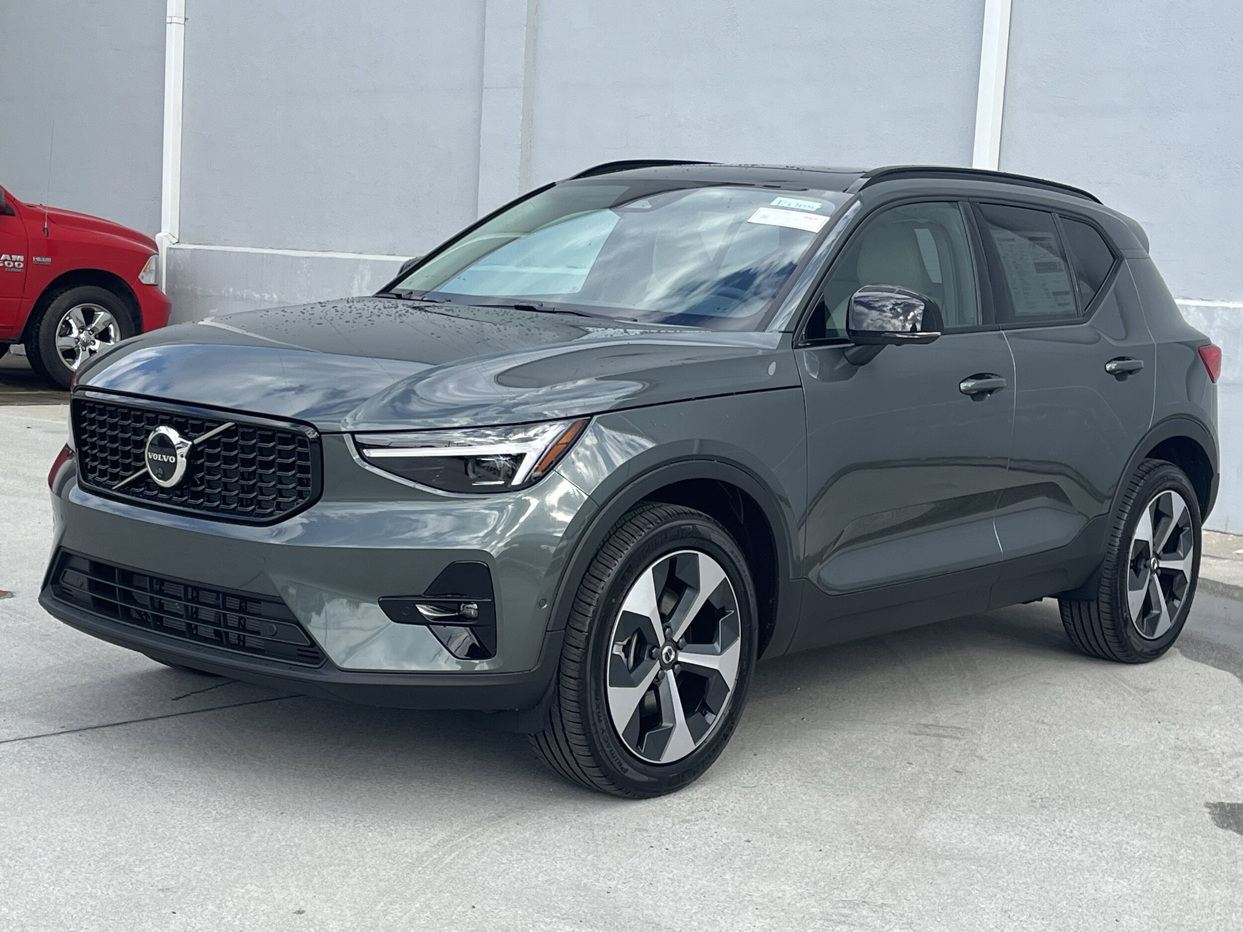 2026 Volvo XC40 Plus photo 3