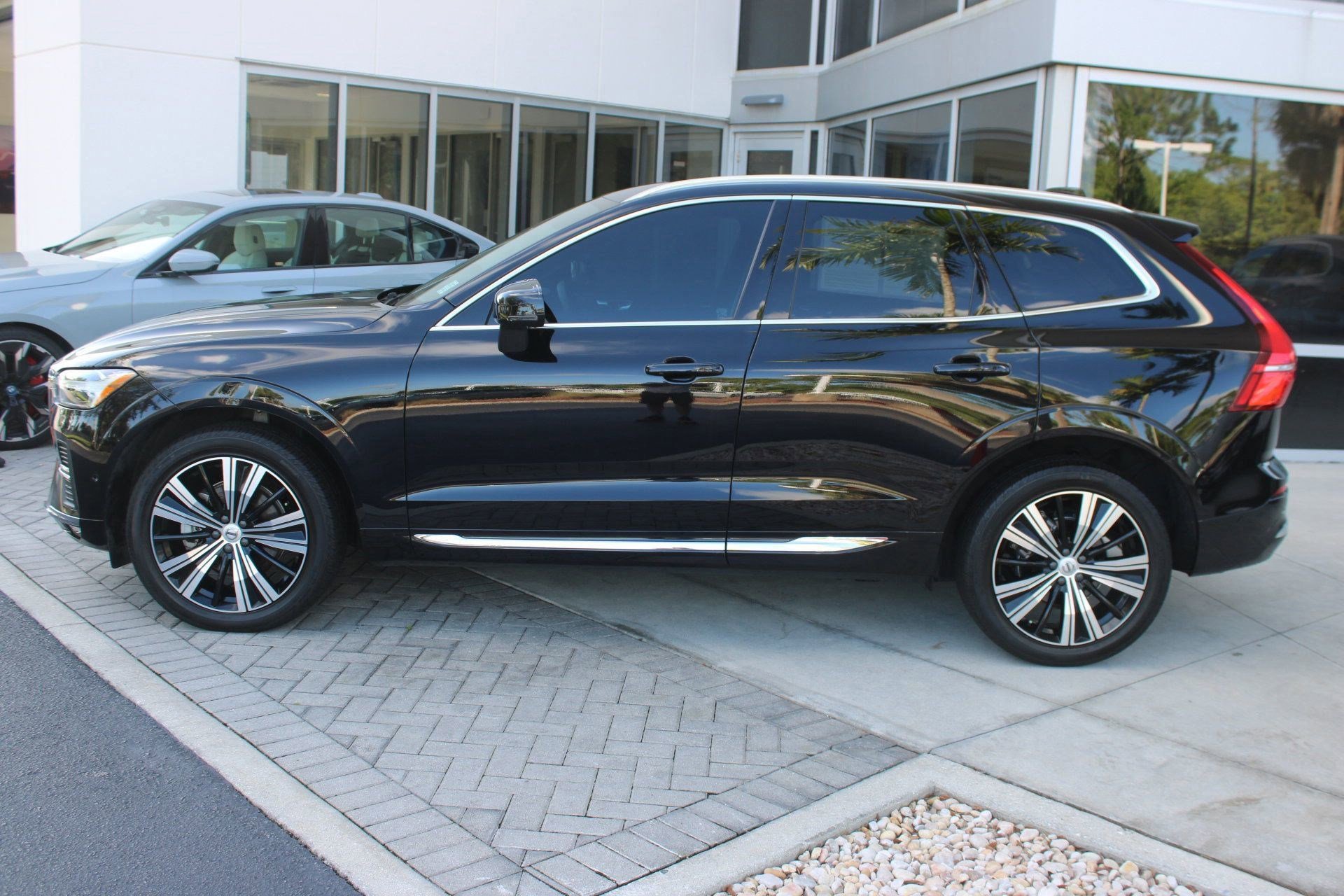 2023 Volvo XC60 B5 Plus photo 2