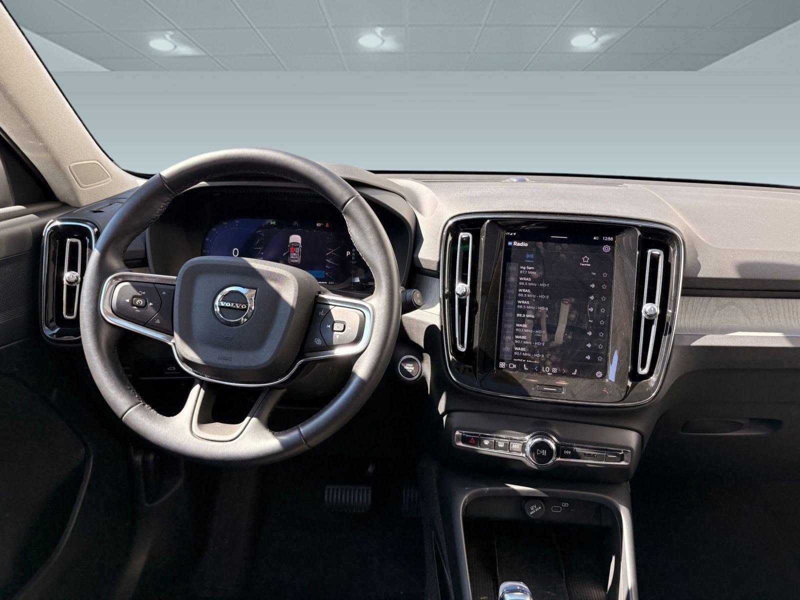 2025 Volvo XC40 Plus photo 4