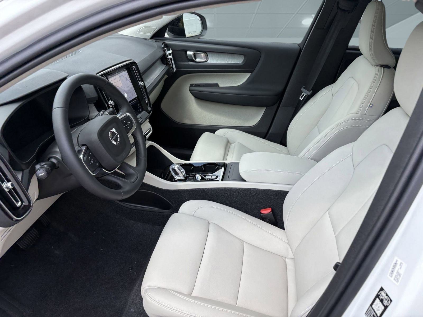 2026 Volvo XC40 Plus photo 4