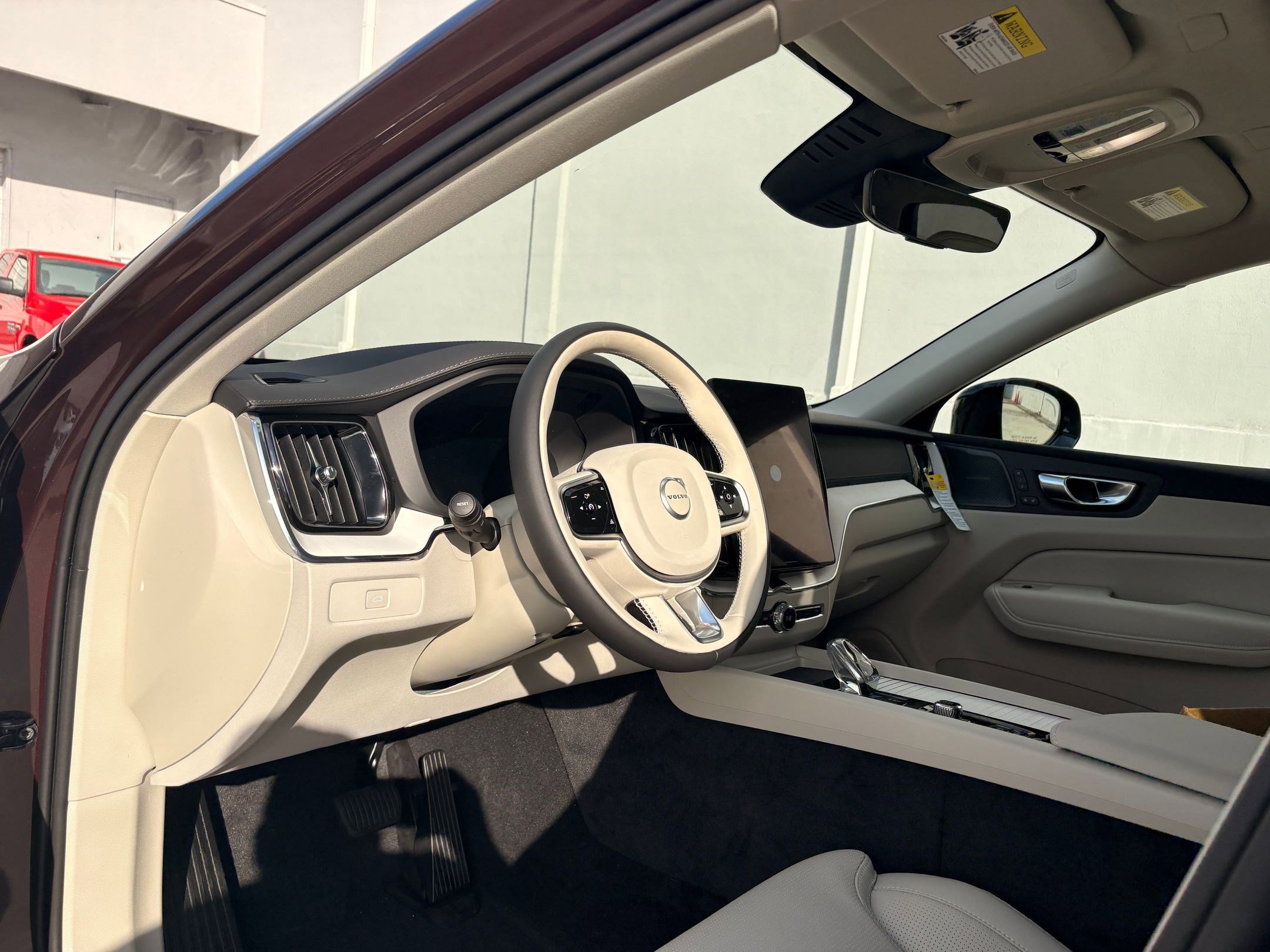 2026 Volvo XC60 B5 photo 4
