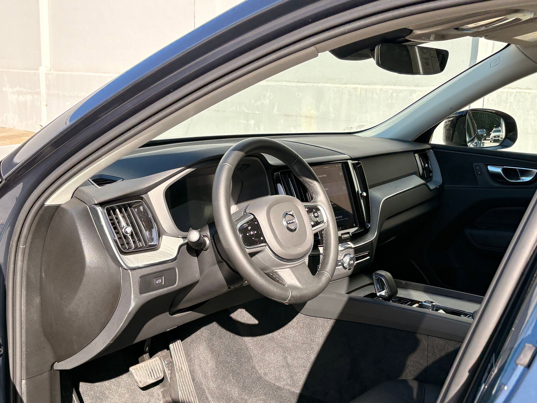 2025 Volvo XC60 Plus photo 3