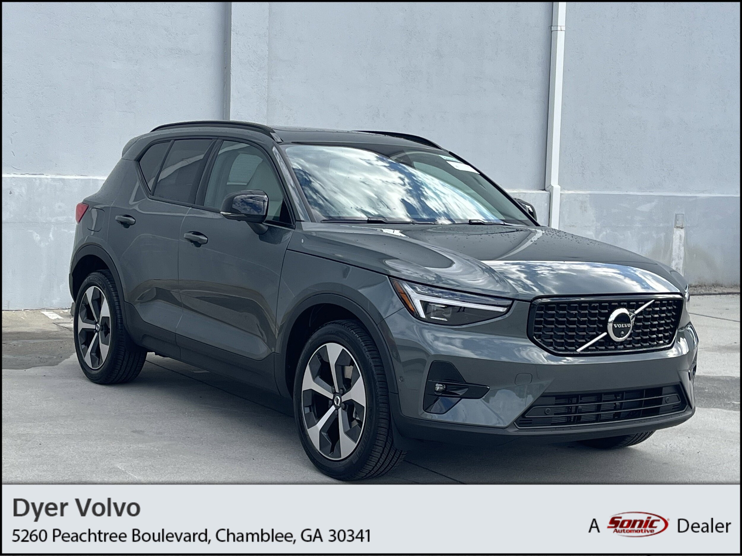 2026 Volvo XC40 Plus photo 2