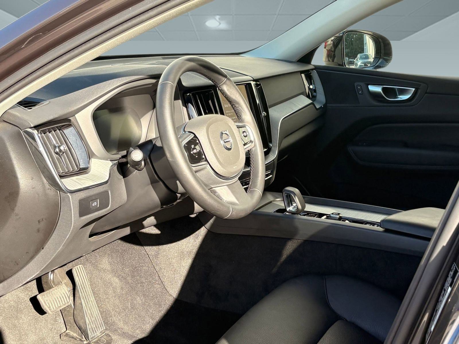 2025 Volvo XC60 Plus photo 4