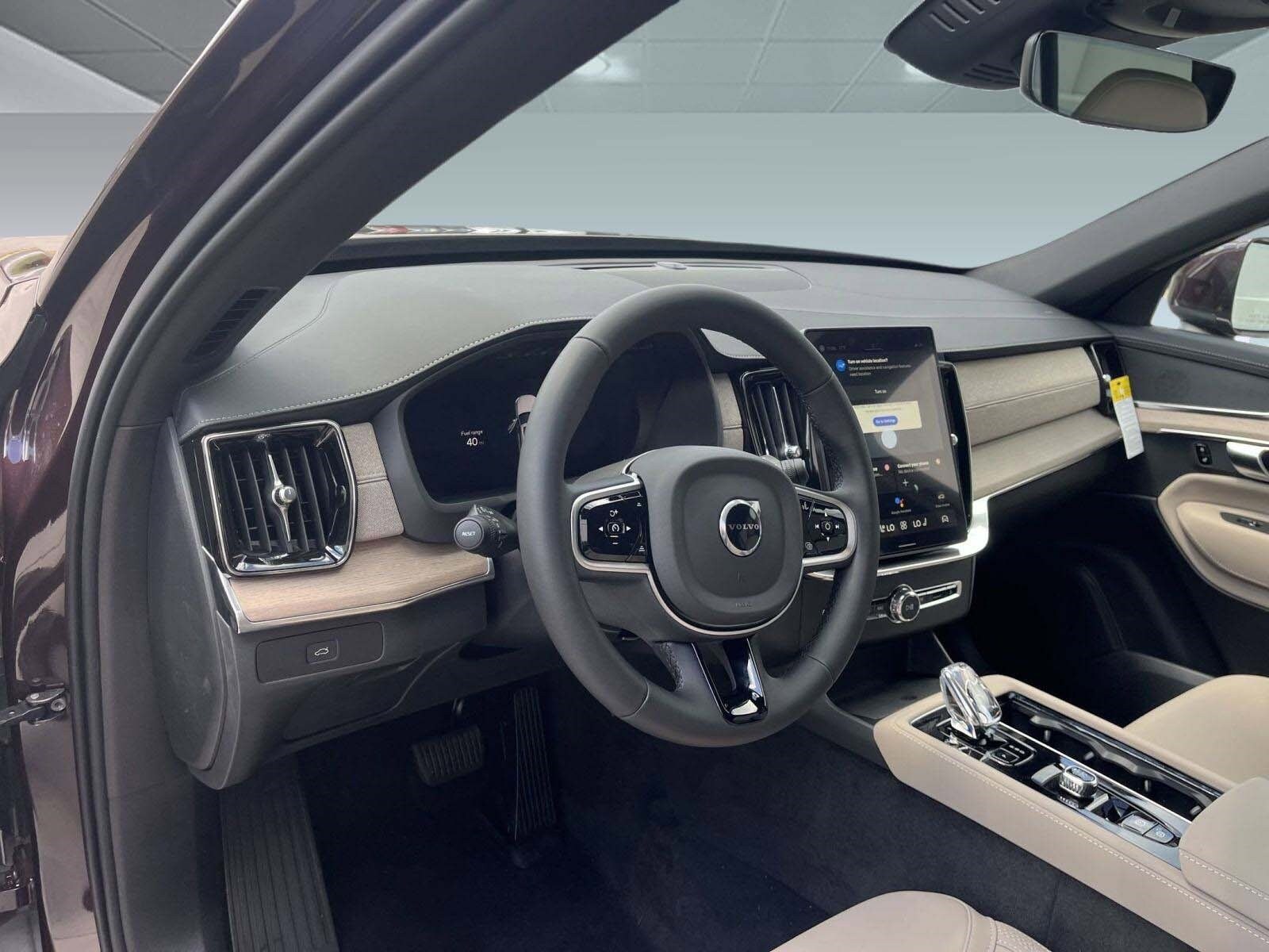 2025 Volvo XC90 B5 Core photo 4