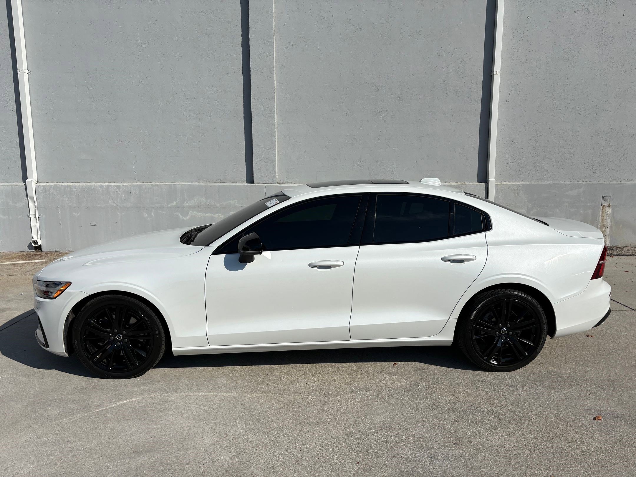 2023 Volvo S60 Plus Black Edition photo 2